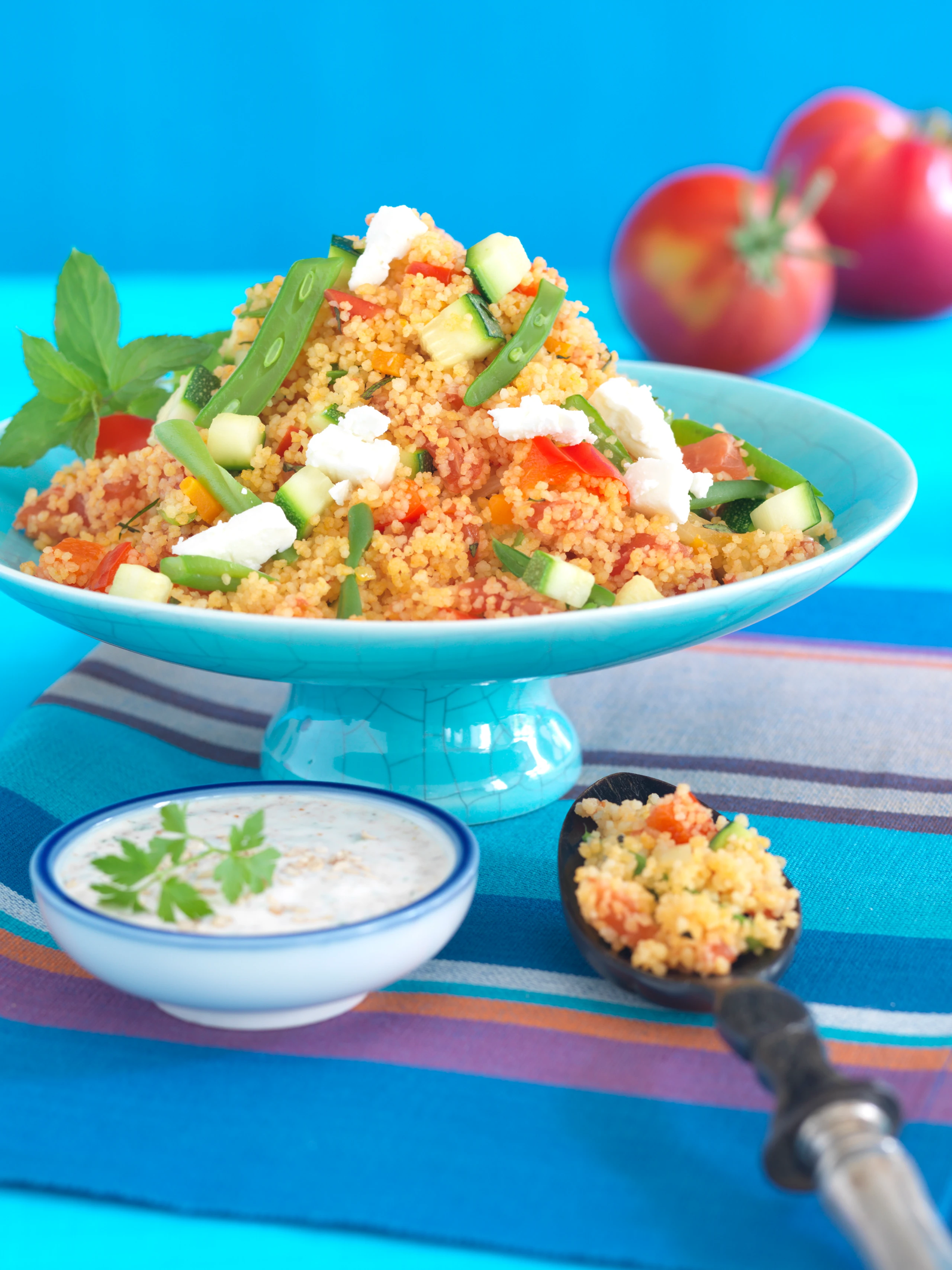 Gemüse-Couscous mit Feta und Joghurt-Sesam-Dip