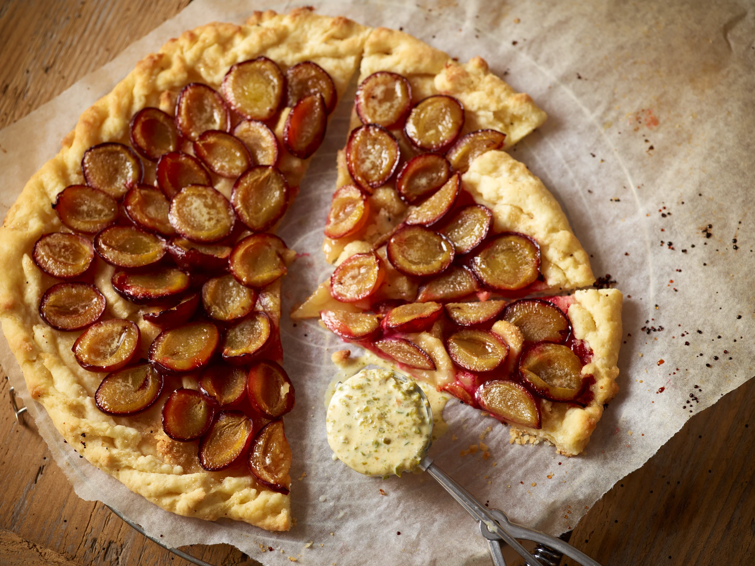 Zwetschken-Marzipan-Tarte mit Pistazieneis