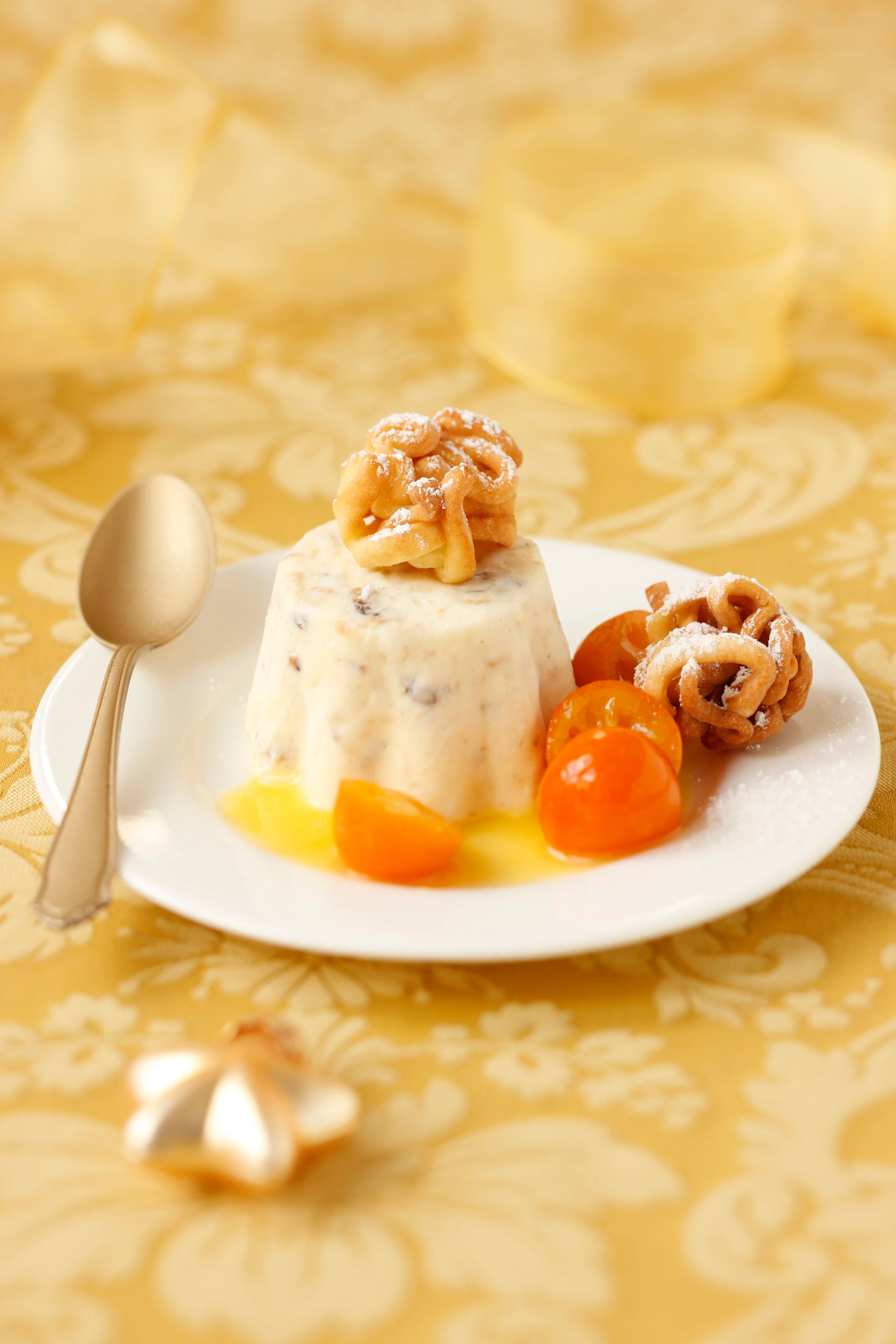 Christstollenparfait mit Kumquatkompott