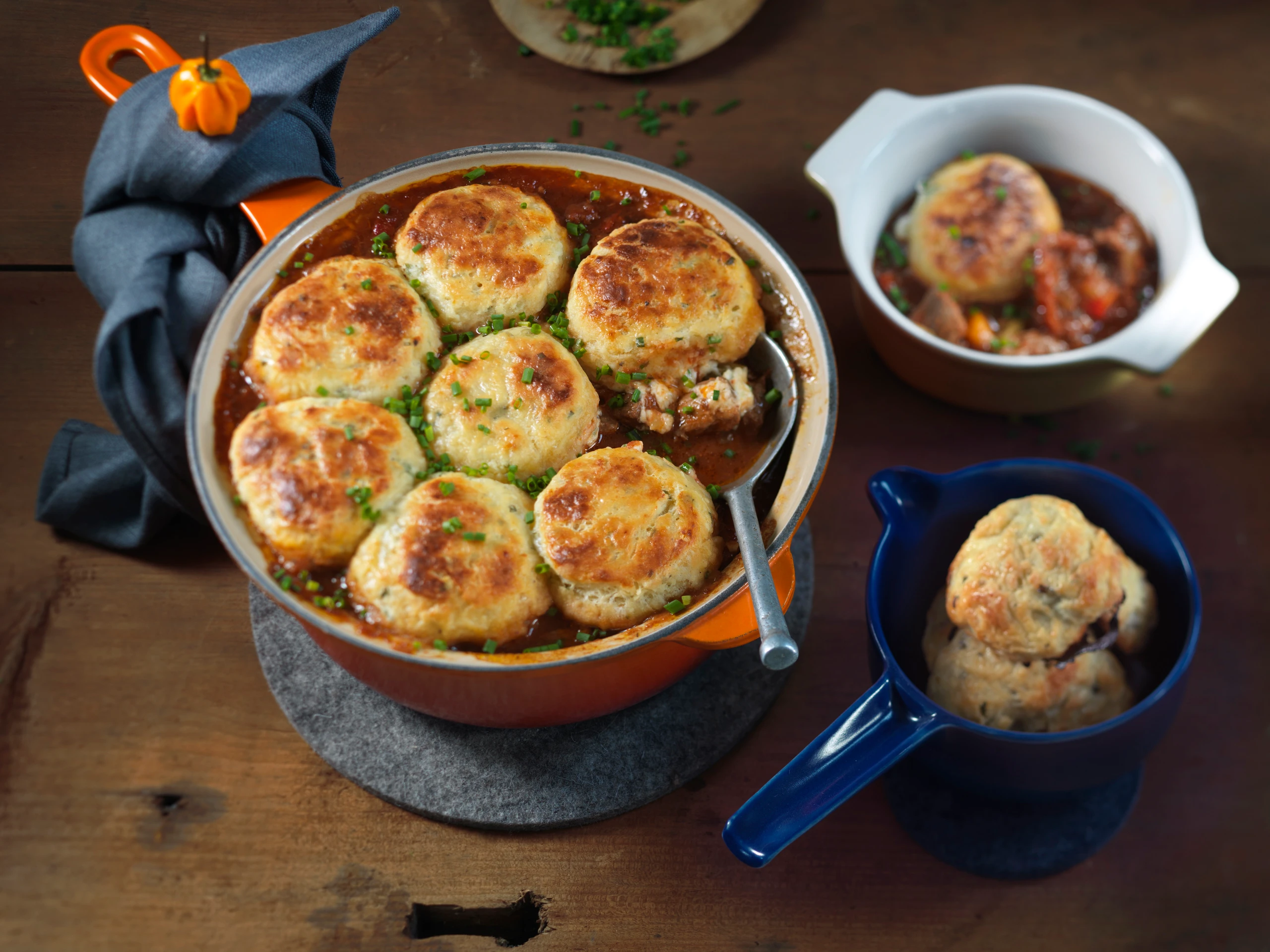 Chili con carne mit Cheddarbrötchen