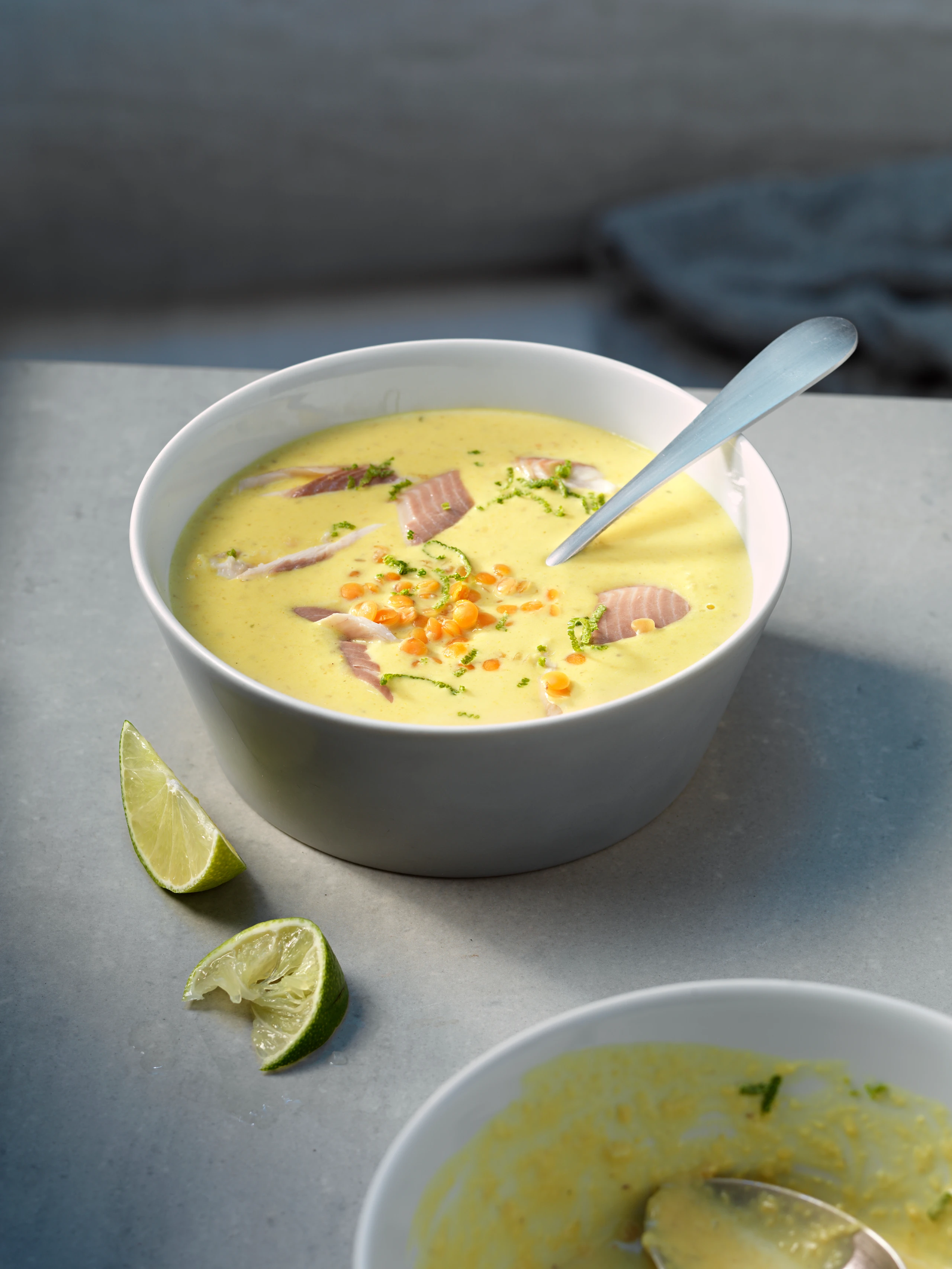 Linsen-Currysuppe mit Räucherforelle