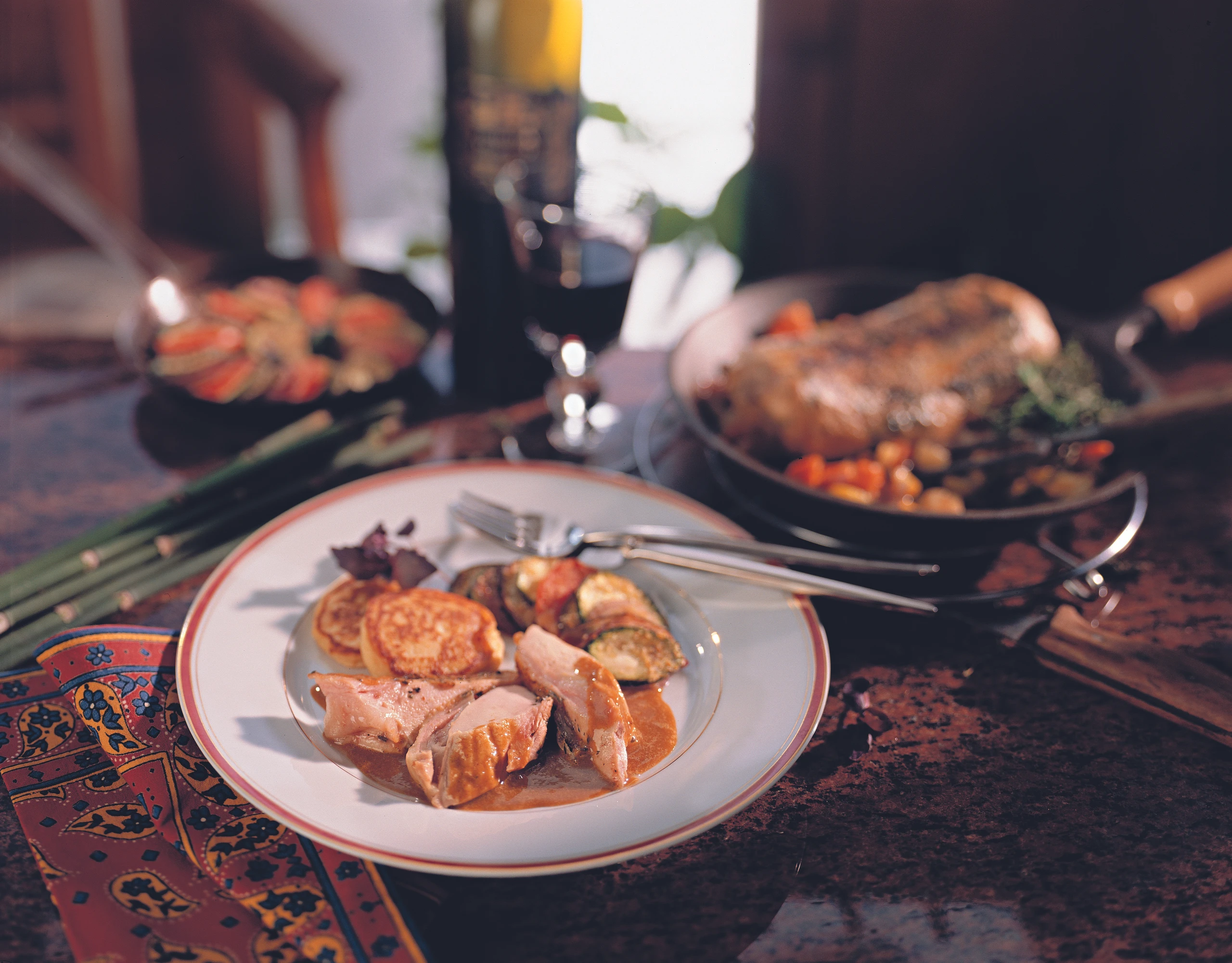 Gebratener Kaninchenrücken im Kräuternetz