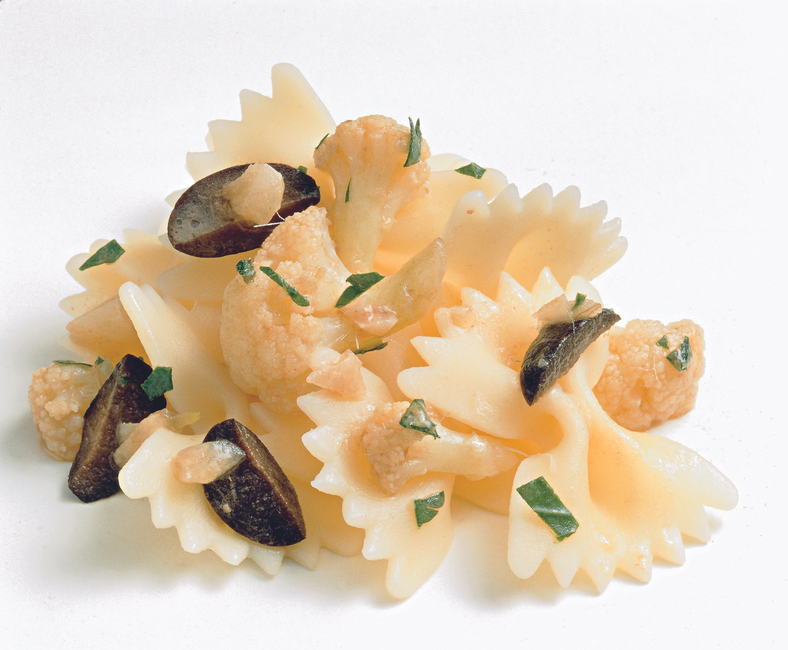 Farfalle mit Karfiol, Sardellen und Oliven