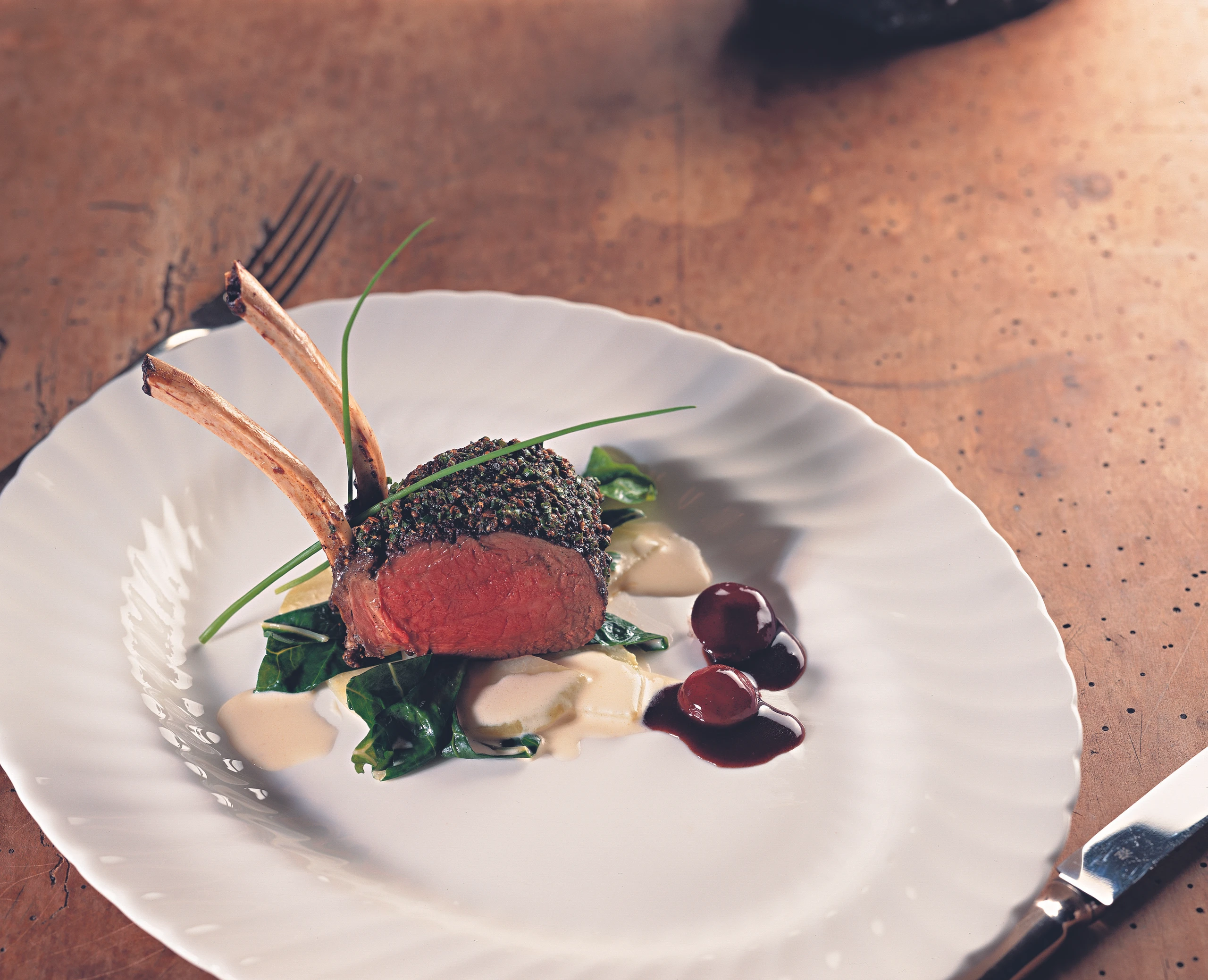 Hirschrückenfilet mit seinen Gewürzen und Trauben