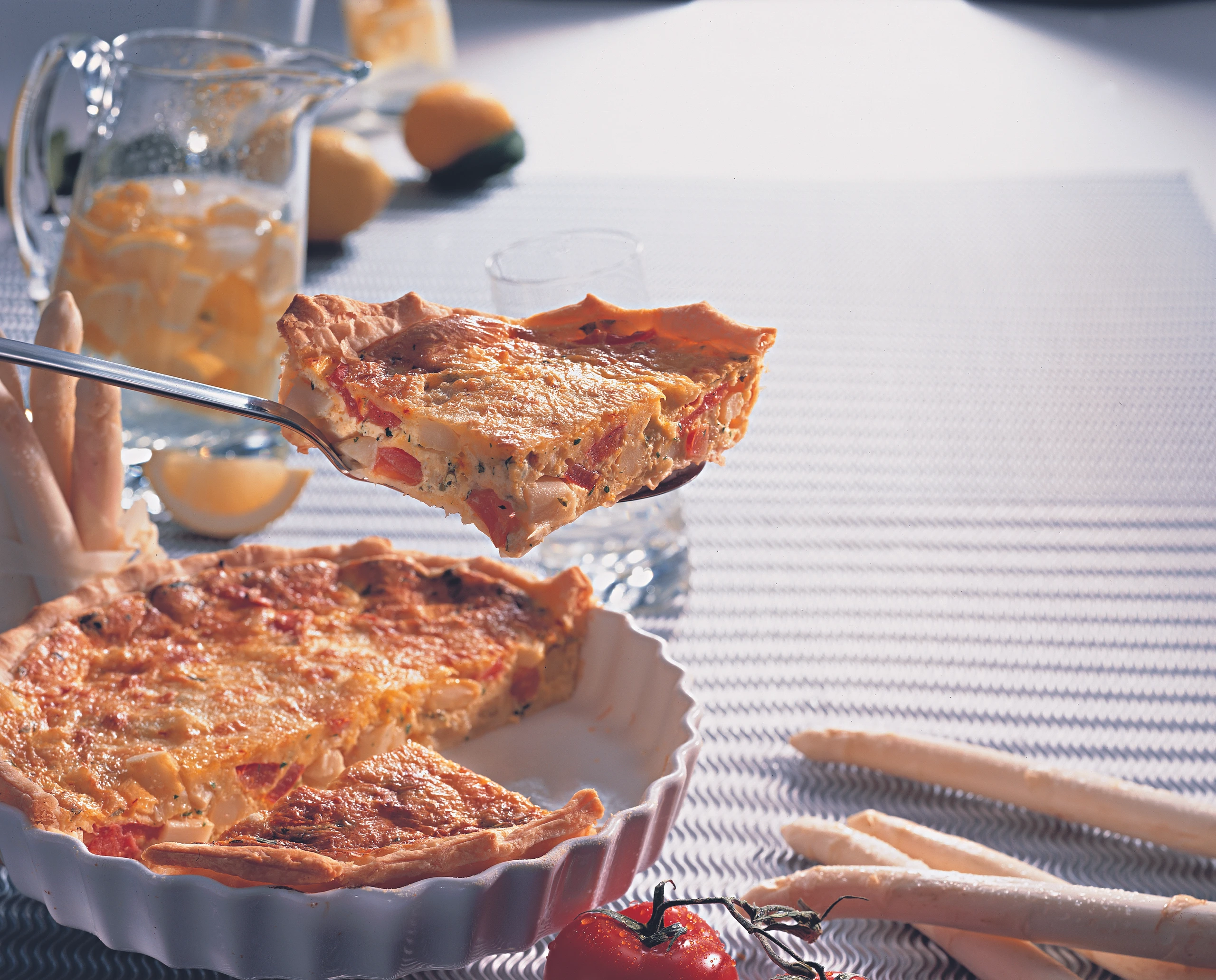 Spargel-Paradeisertarte mit Safranüberguss