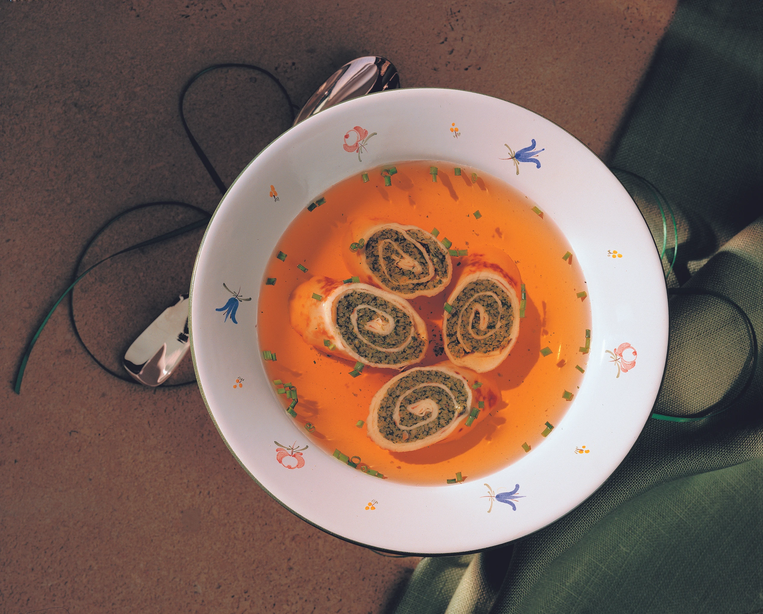 Suppe mit Spinatroulade