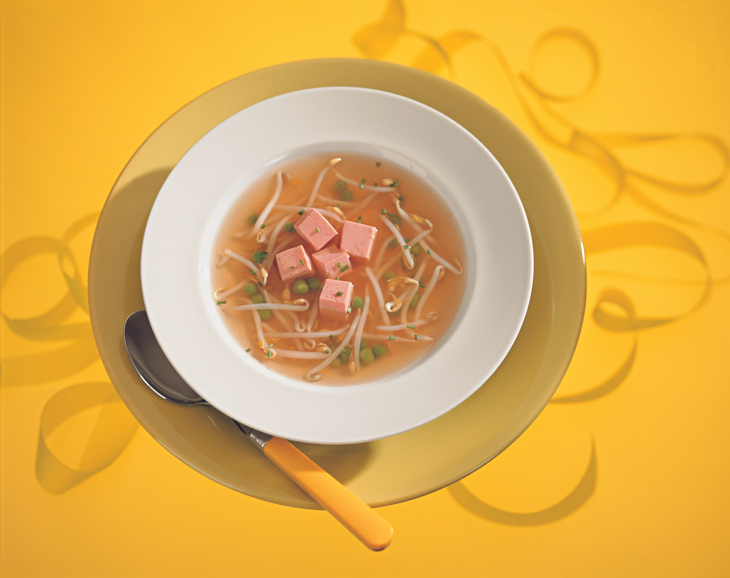 Gemüsesuppe mit Roten-Rüben-Eierstich