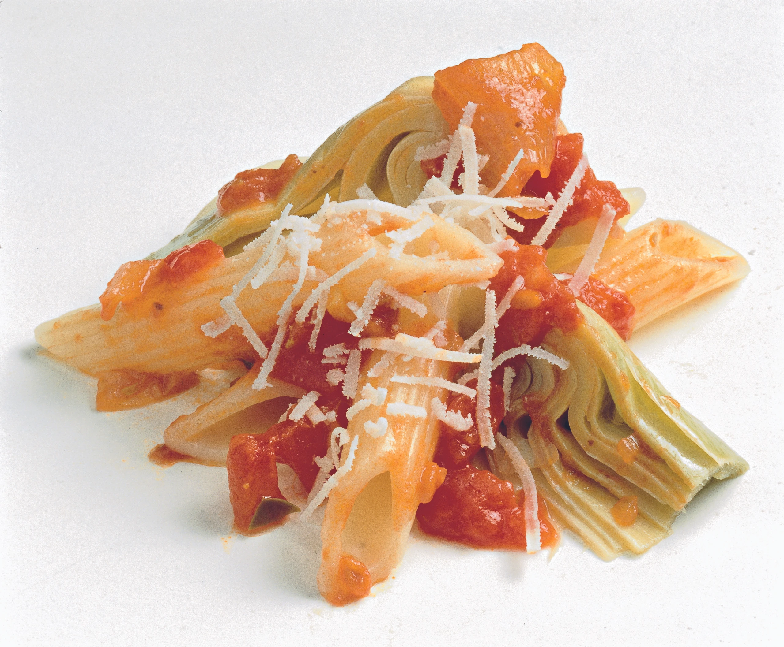 Penne mit Paradeisern und Artischocken