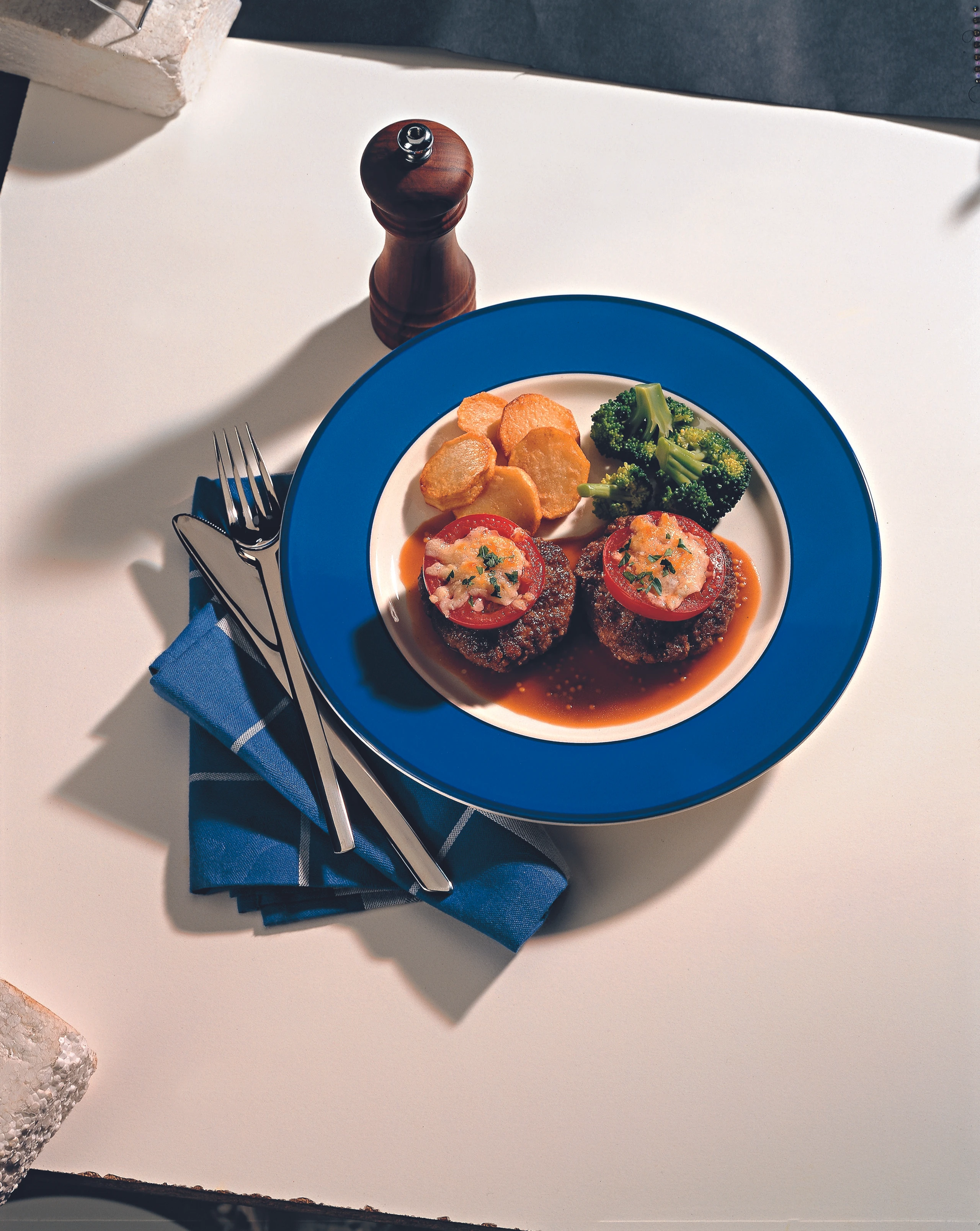 Überbackene Fleischlaibchen mit Braterdäpfeln und Senfsauce