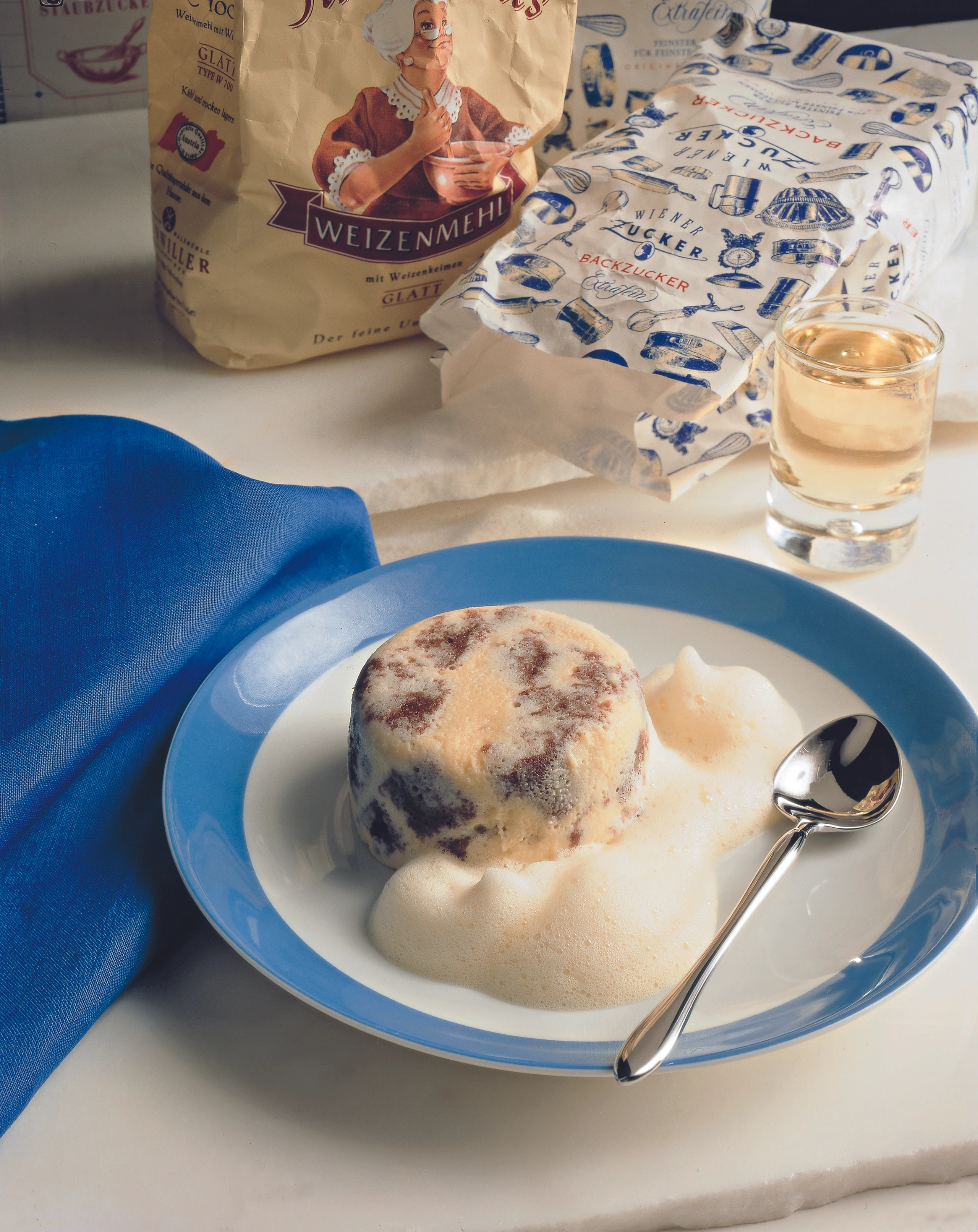 Kabinettpudding mit Vanilleguss und Weinsauce