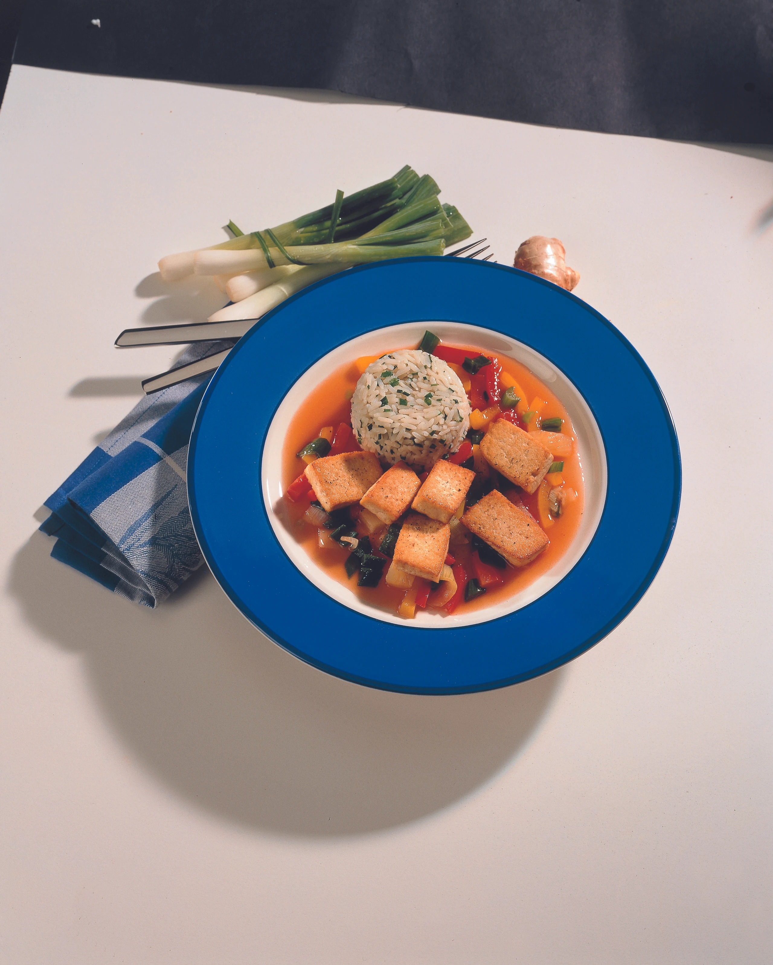 Marinierter Tofu auf Gemüsesauce