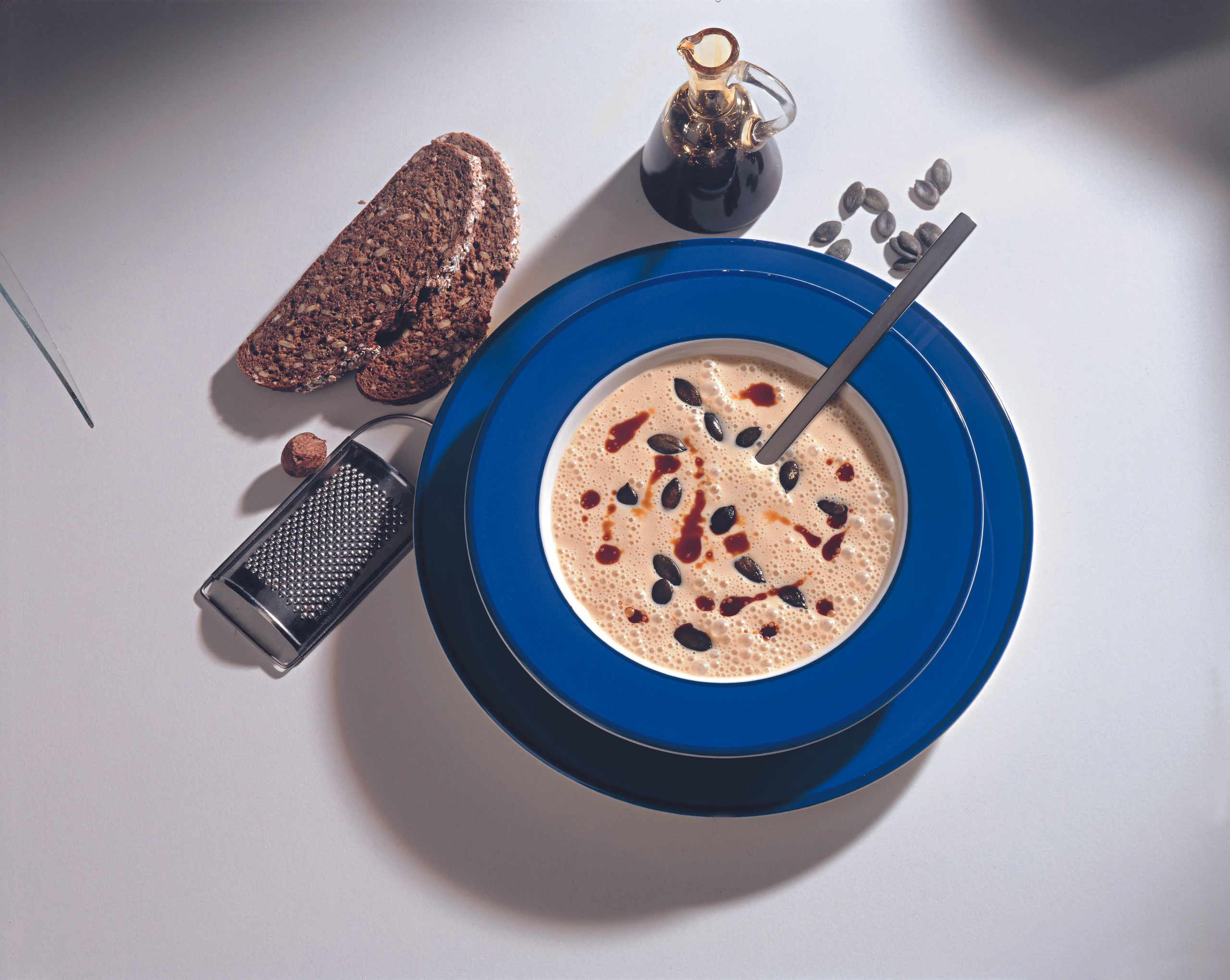 Grießsuppe mit Kürbiskernen