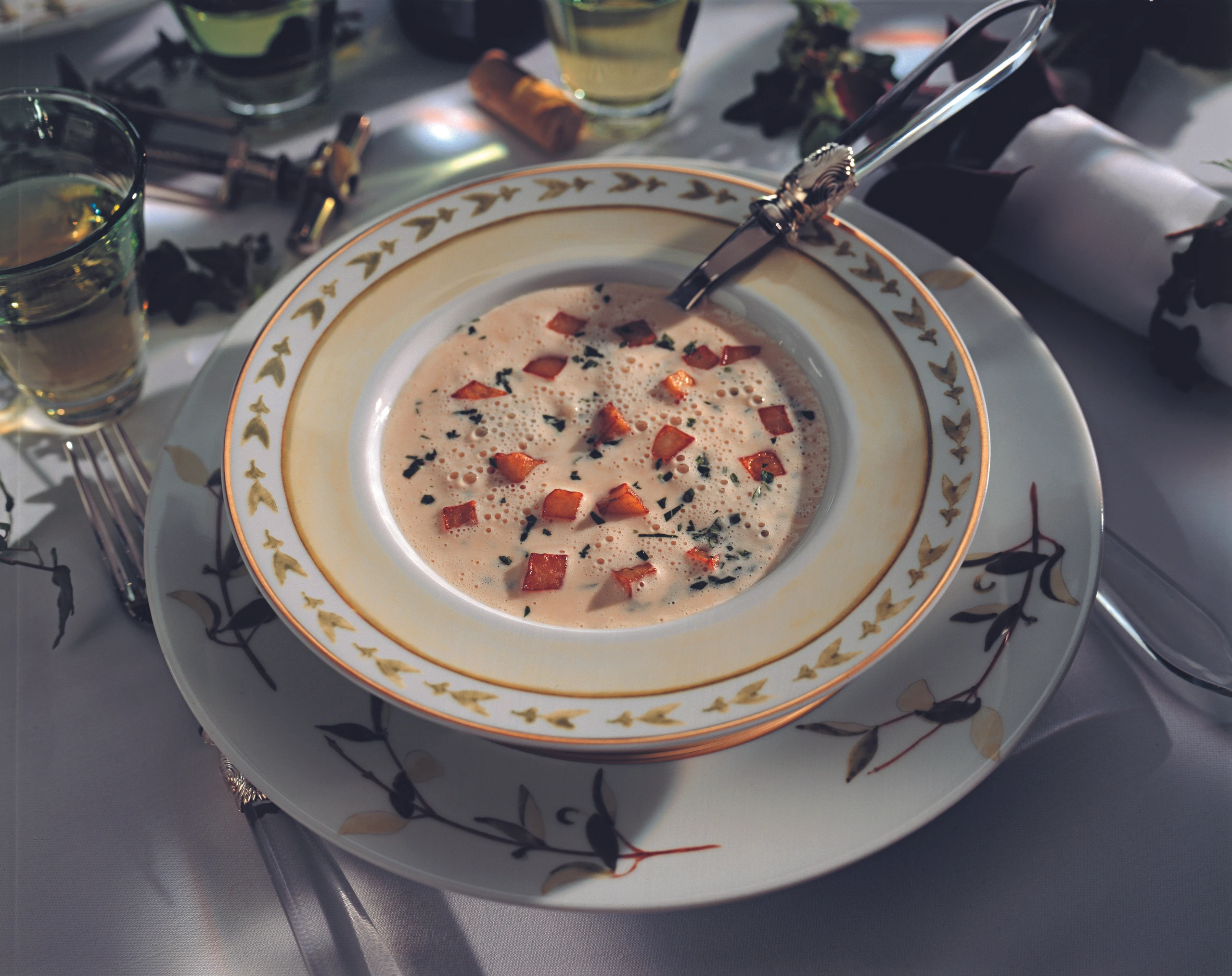 Bohnencremesuppe mit Petersilie