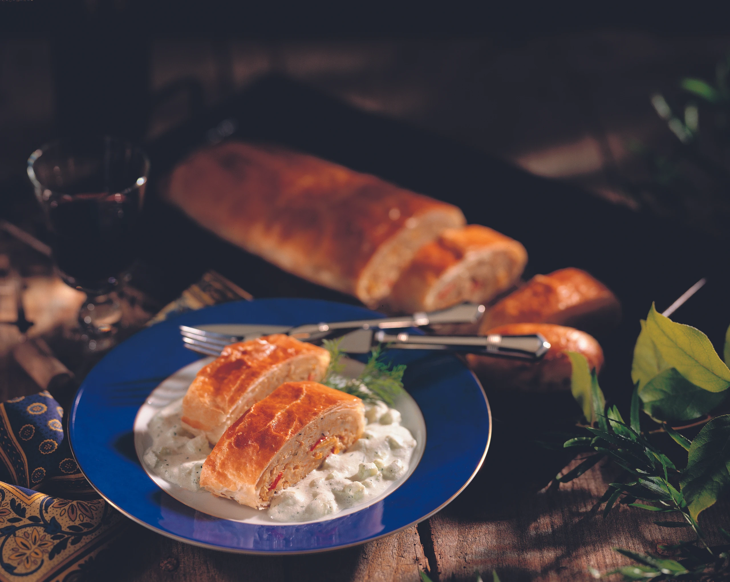 Griechischer Gemüsestrudel auf Gurken-Dillsauce