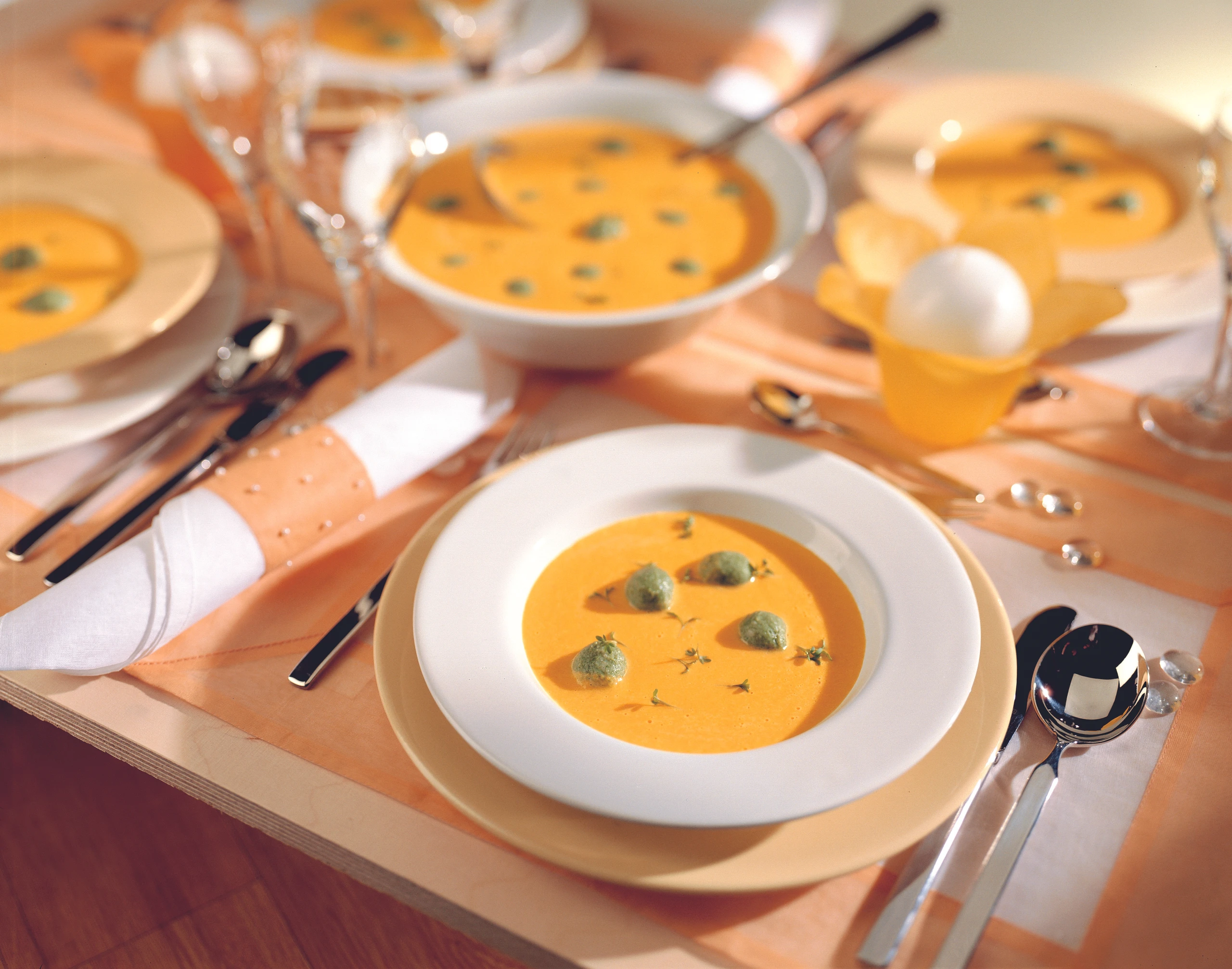 Karottensuppe mit Spinatnockerln