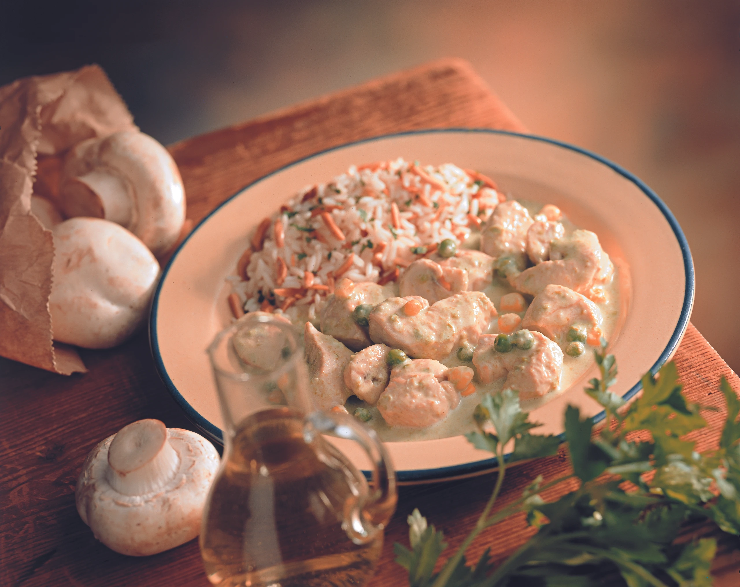 Hühnereintopf mit Erbsen und Mais