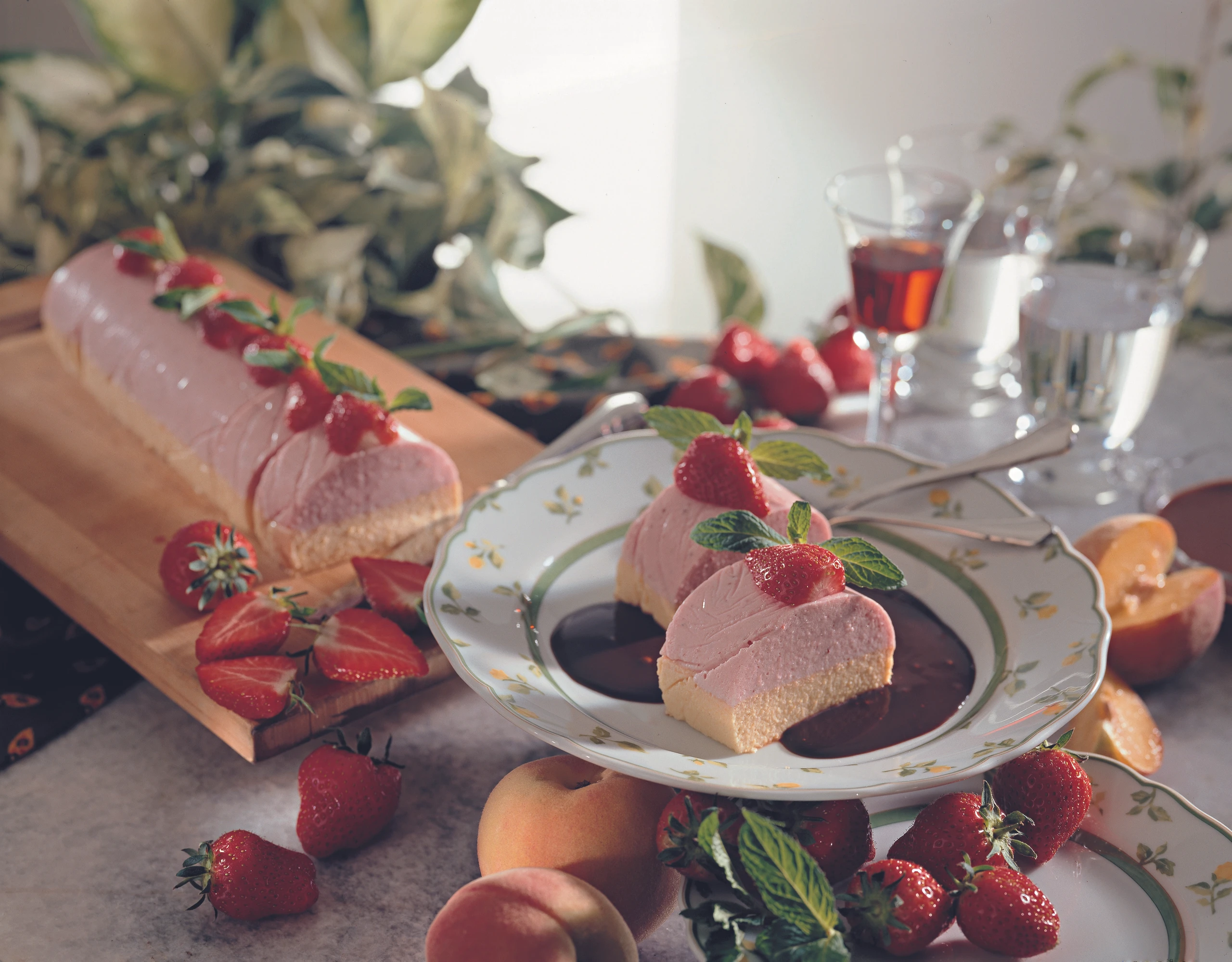 Joghurt-Fruchtterrine mit Schokoladesauce