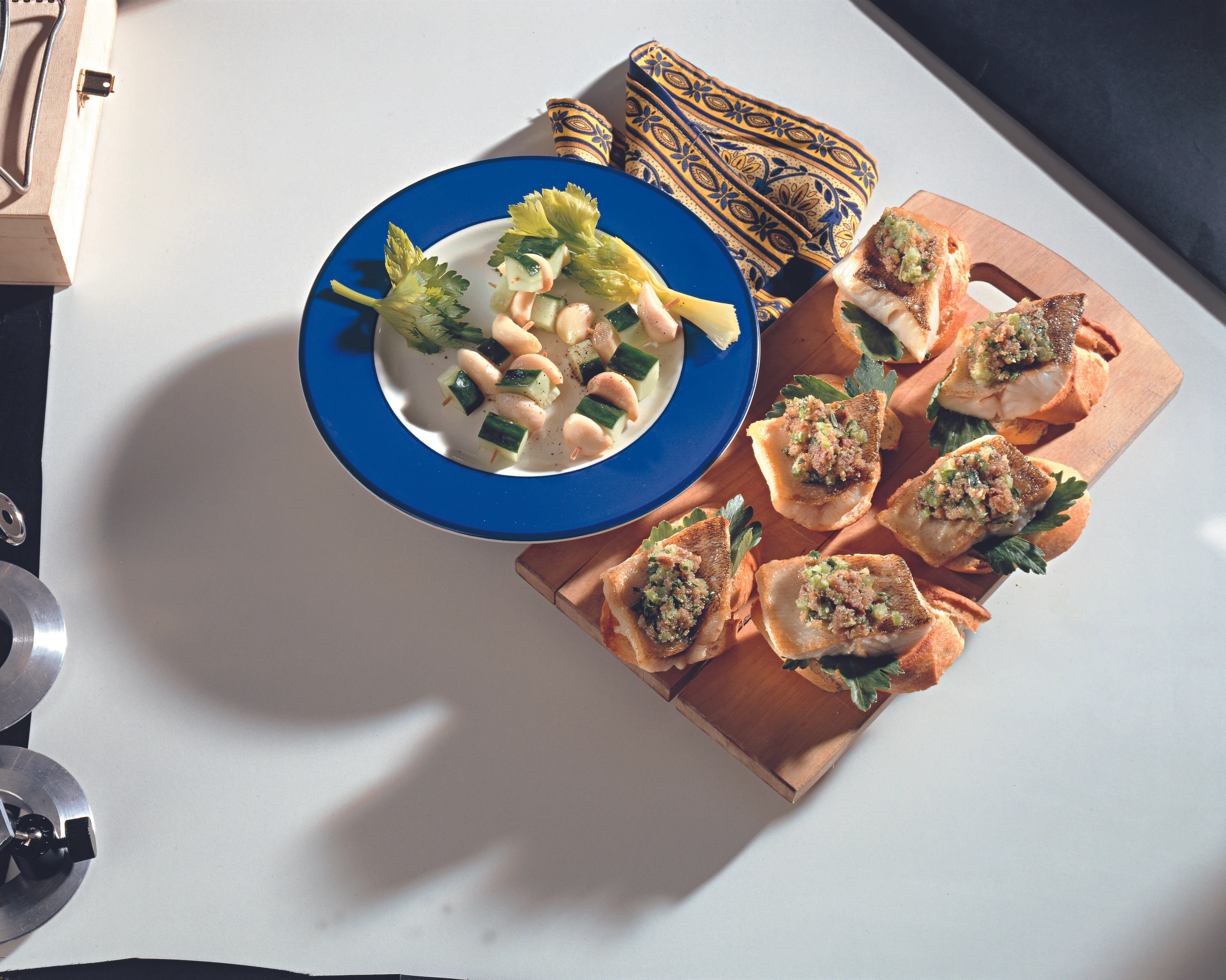 Pikante Fischbrötchen mit Knoblauch-Gurkenspießen