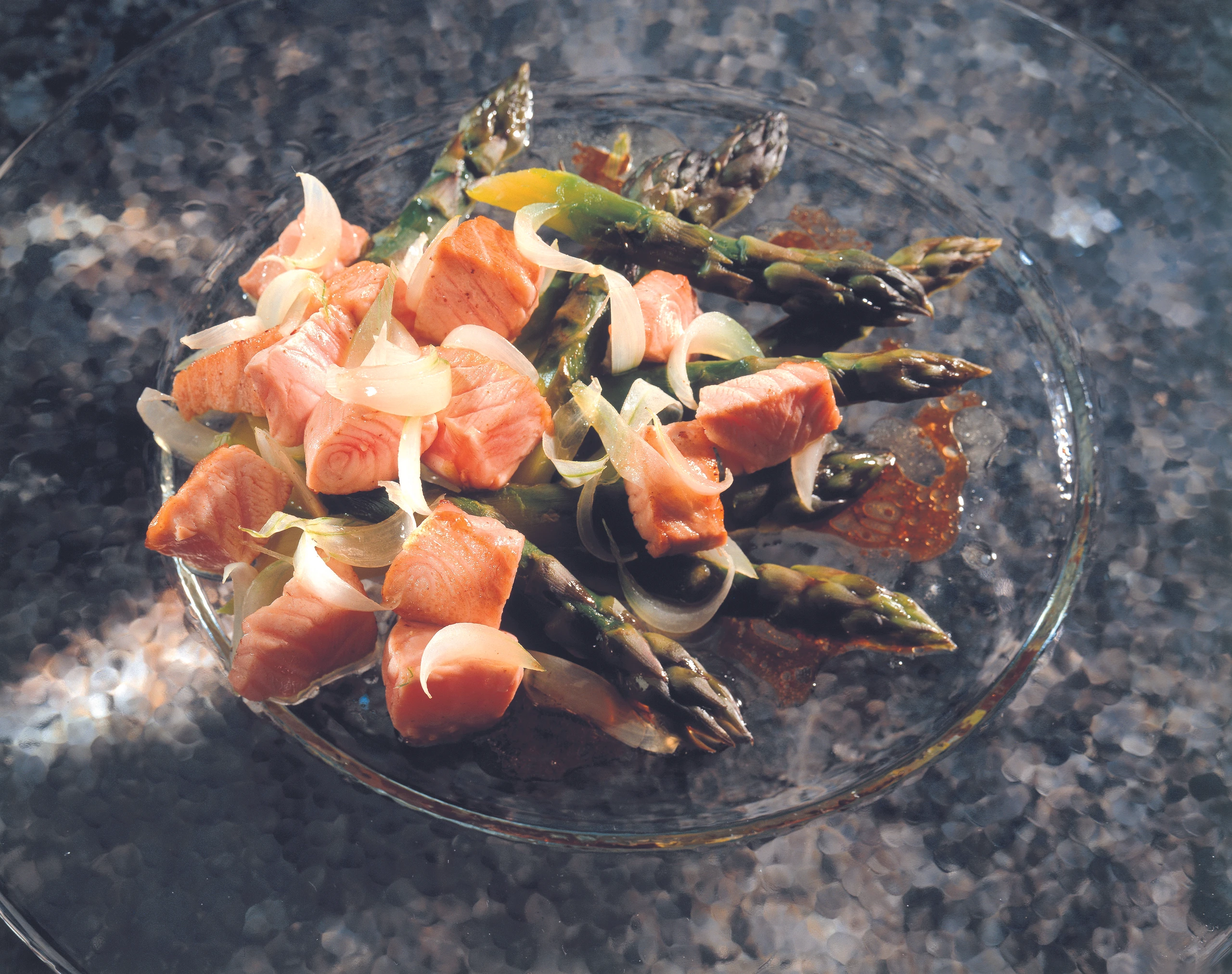 Spargelsalat mit gebratenem Lachs