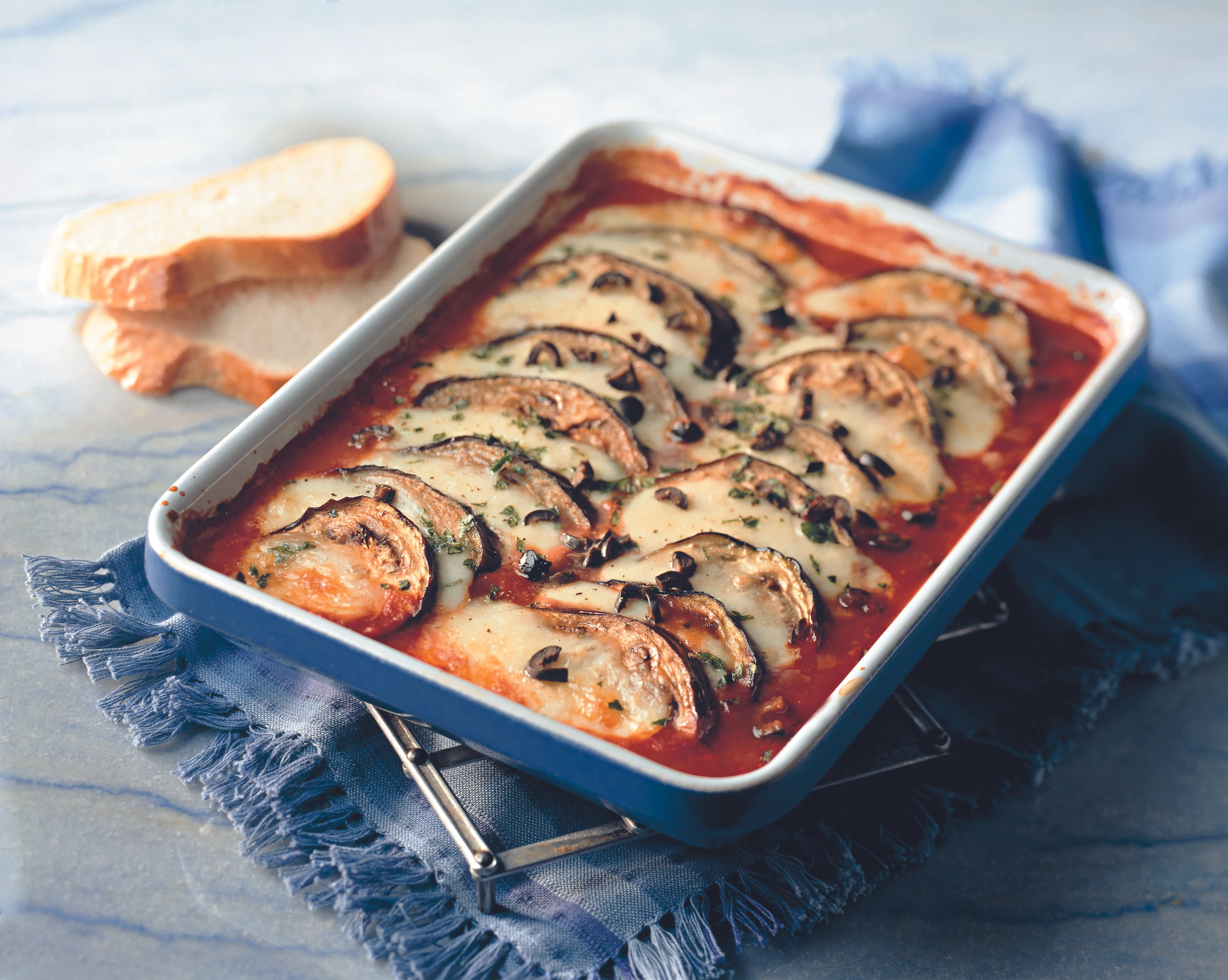 Melanzani-Mozzarella-Gratin auf Paradeissauce