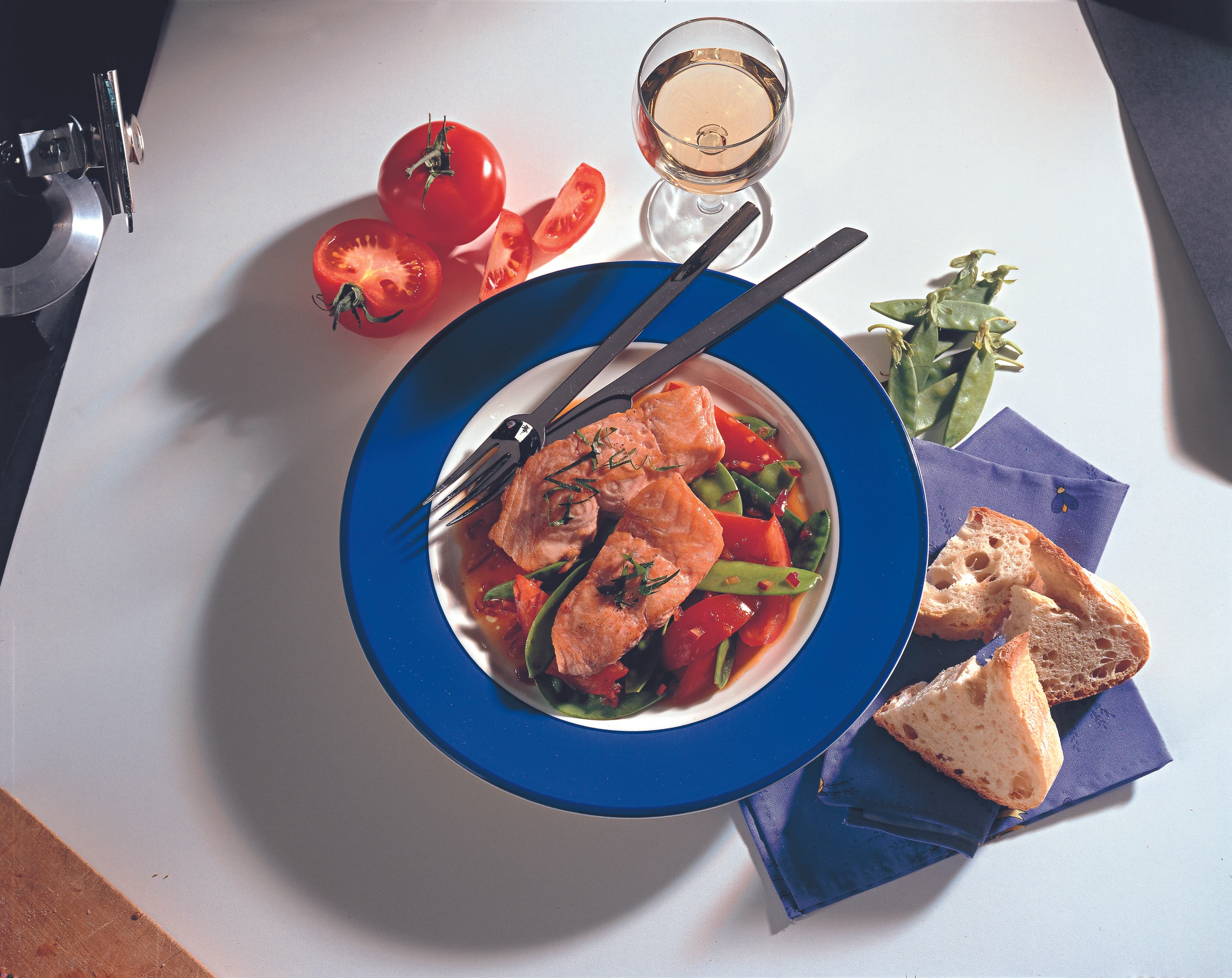 Lachsfilet auf Erbsenschoten-Paradeis-Salat