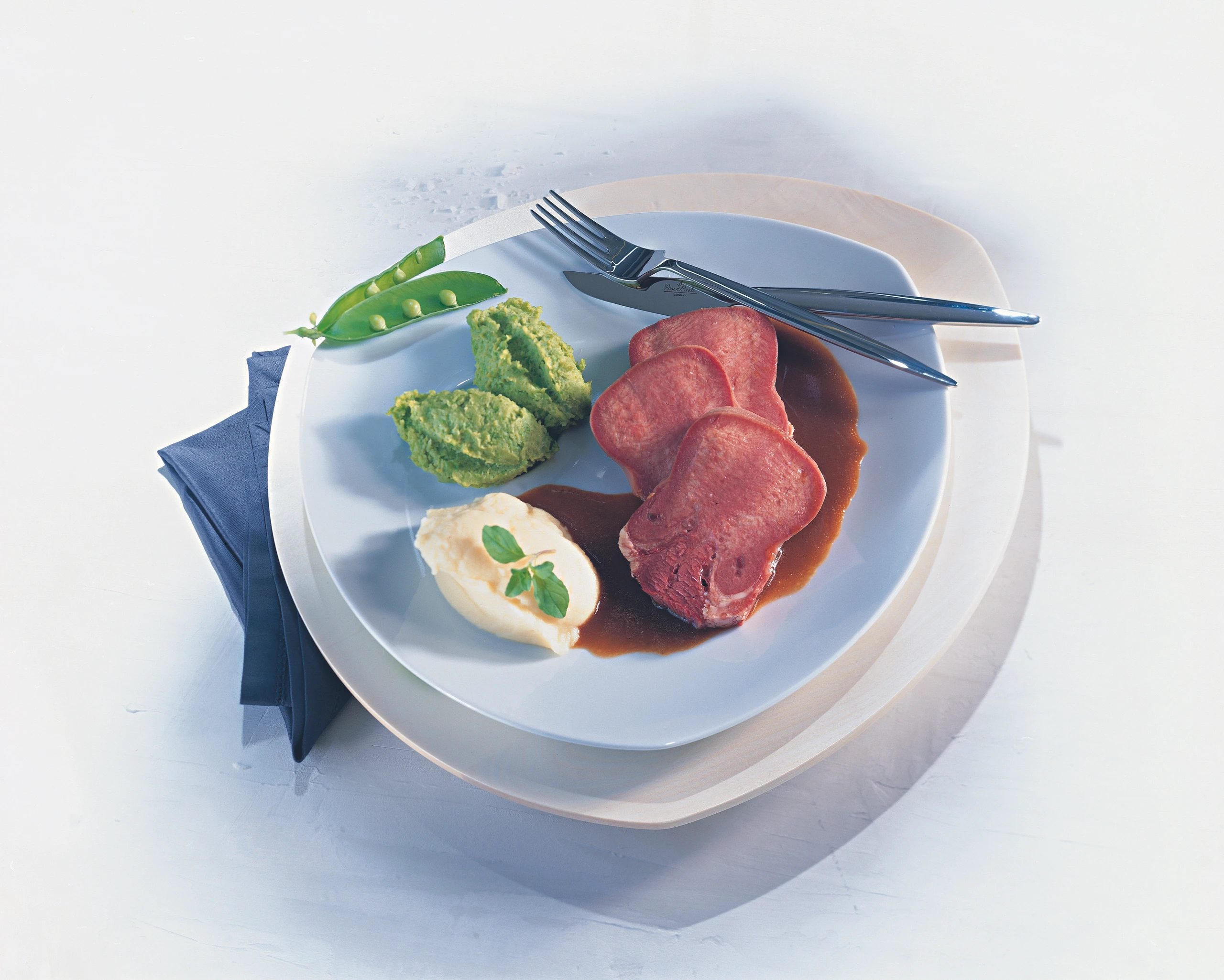 Gekochte Rindszunge mit Madeirasauce