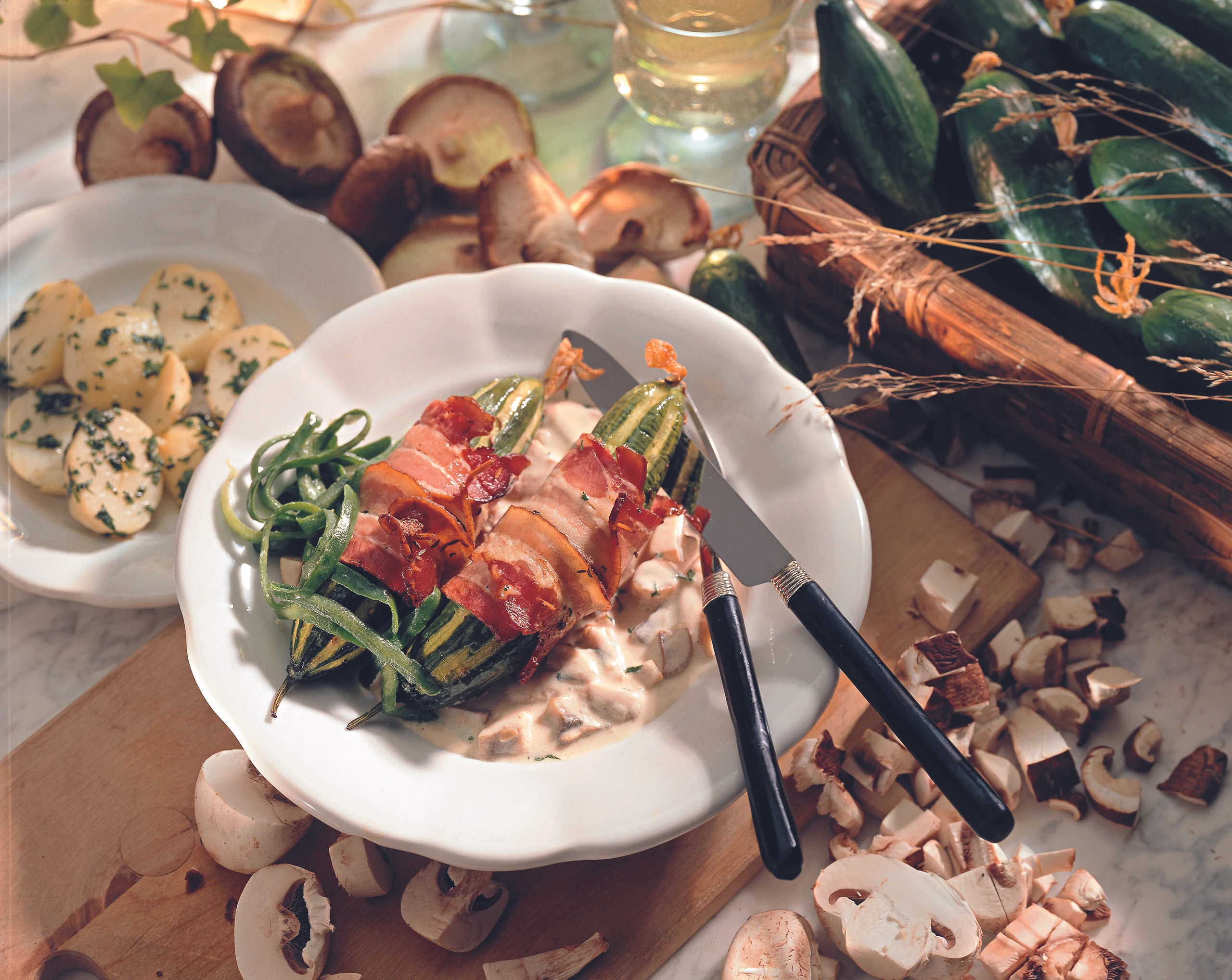 Geschmorte Gurken im Speckmantel