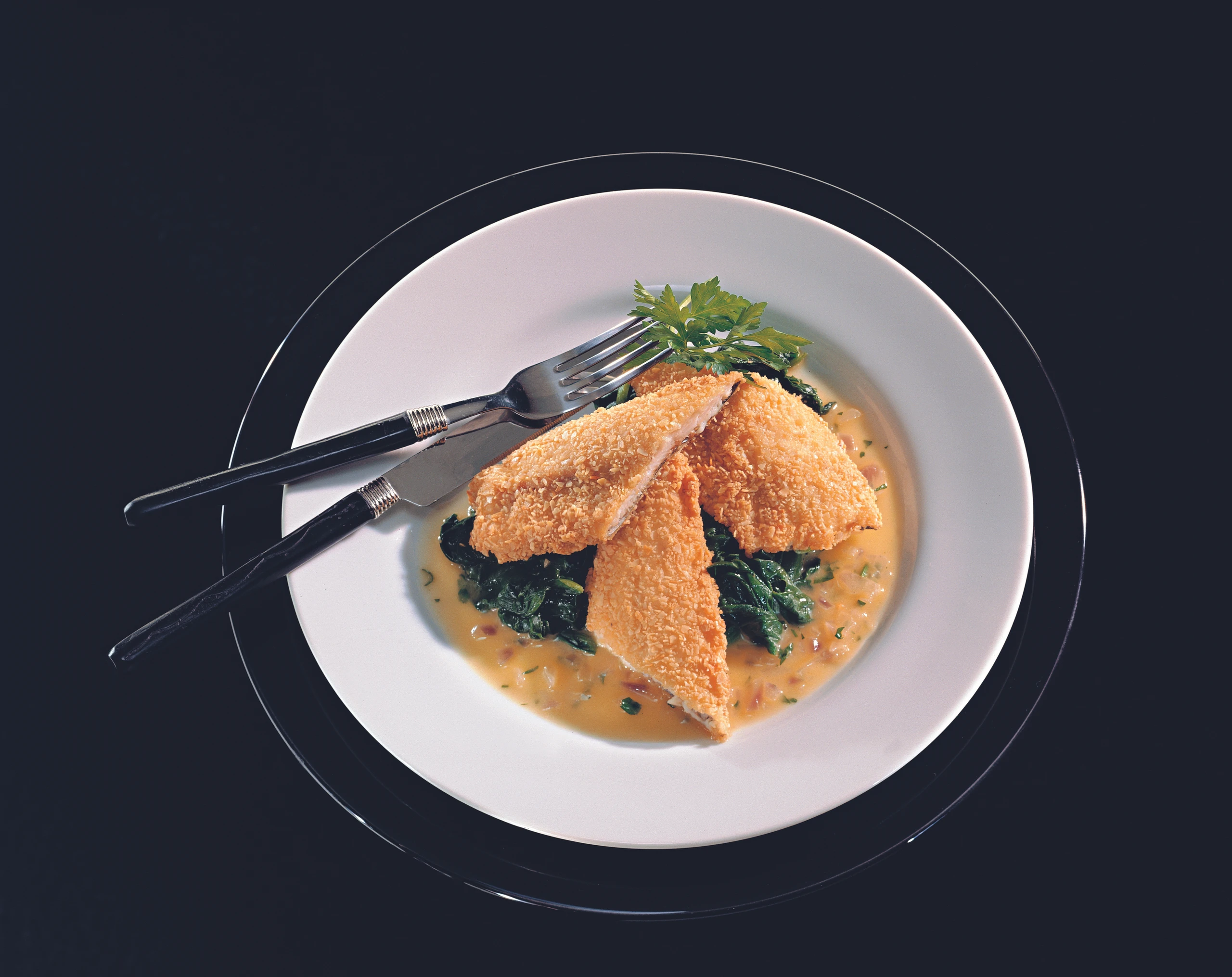 Forellenfilets in der Mandelhülle mit Zwiebelsauce