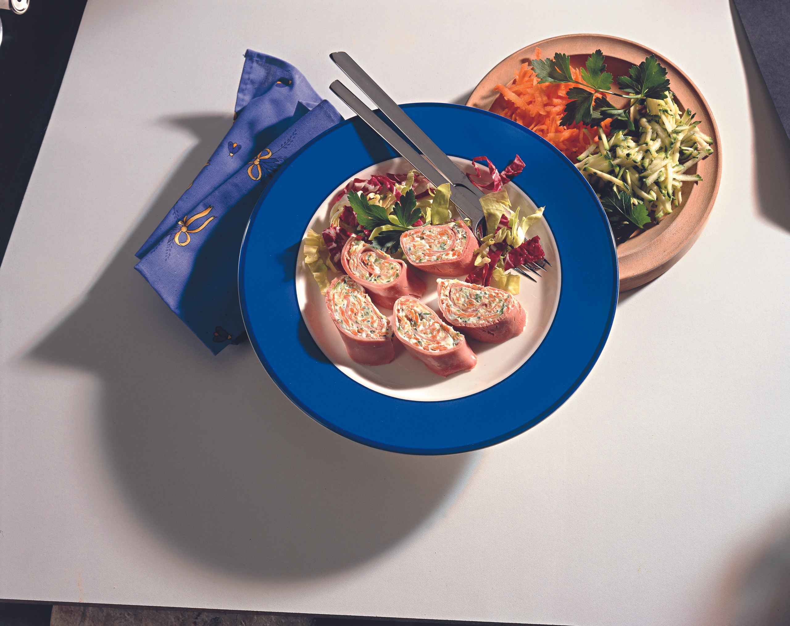 Schinkenrollen mit Rohkost-Kräuter-Fülle und Streifensalat