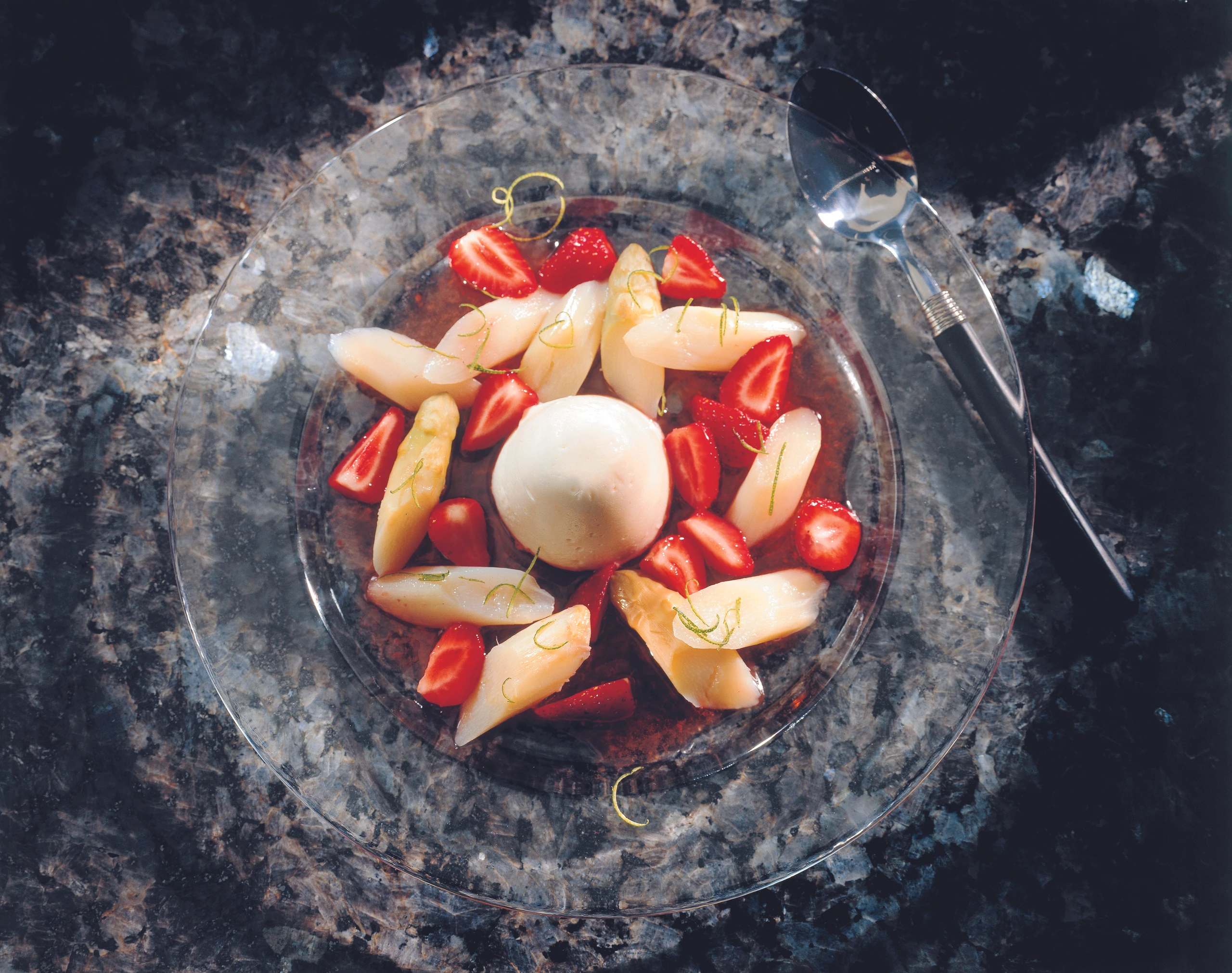 Spargel-Erdbeer-Salat mit Weincreme