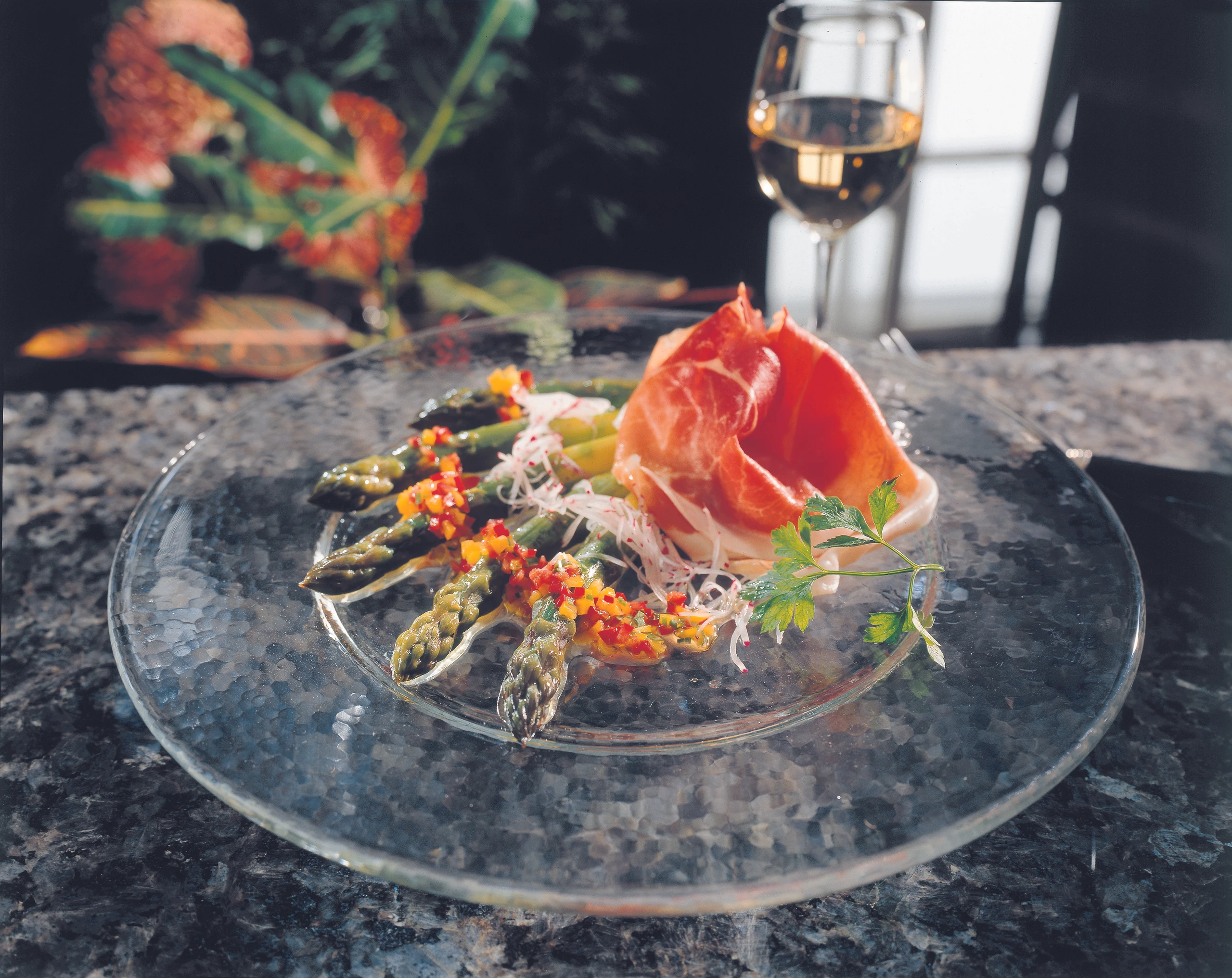 Grüner Spargel mit Kräutersauce