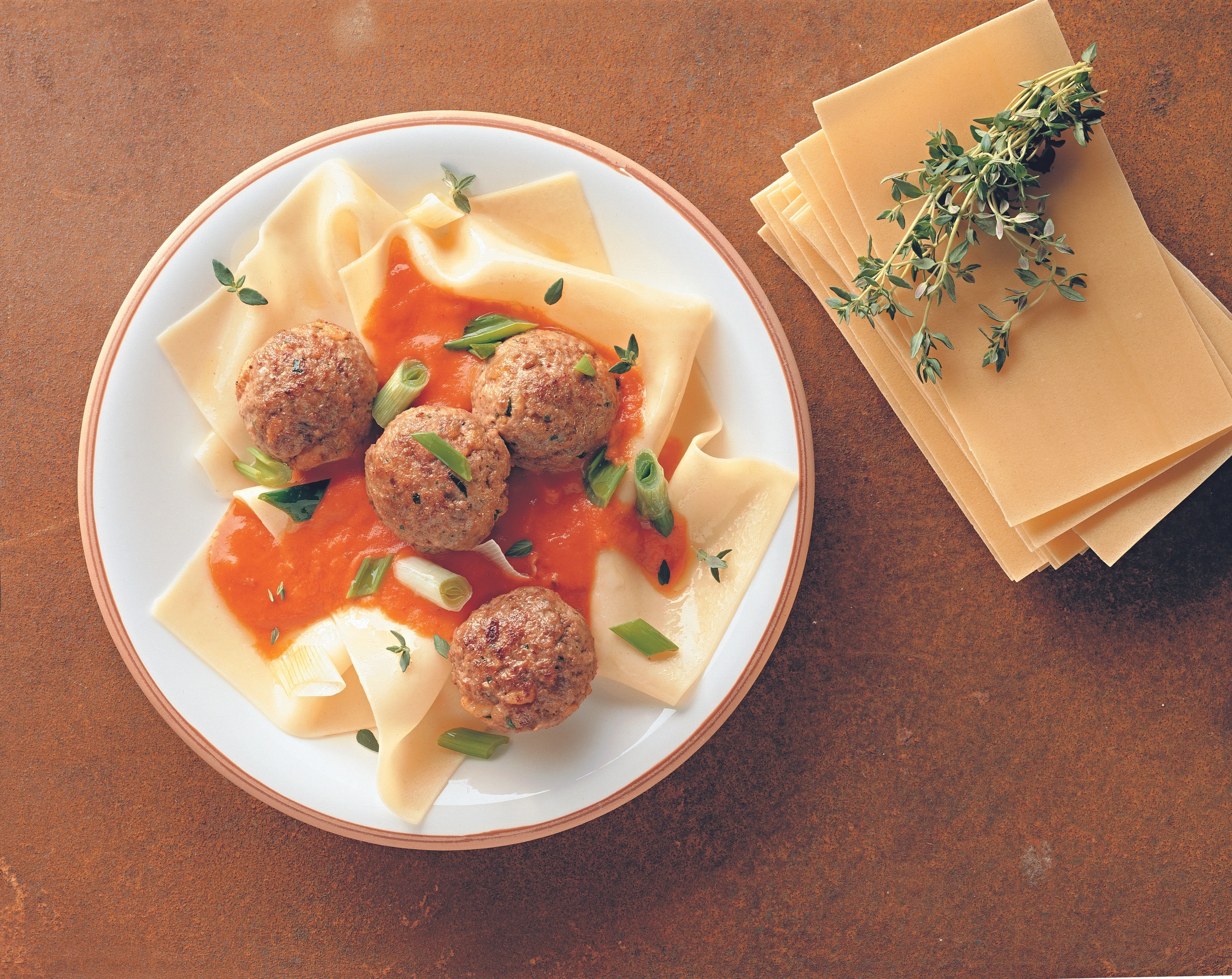Fleischbällchen mit Paprikasauce und Thymian-Lasagneblättern