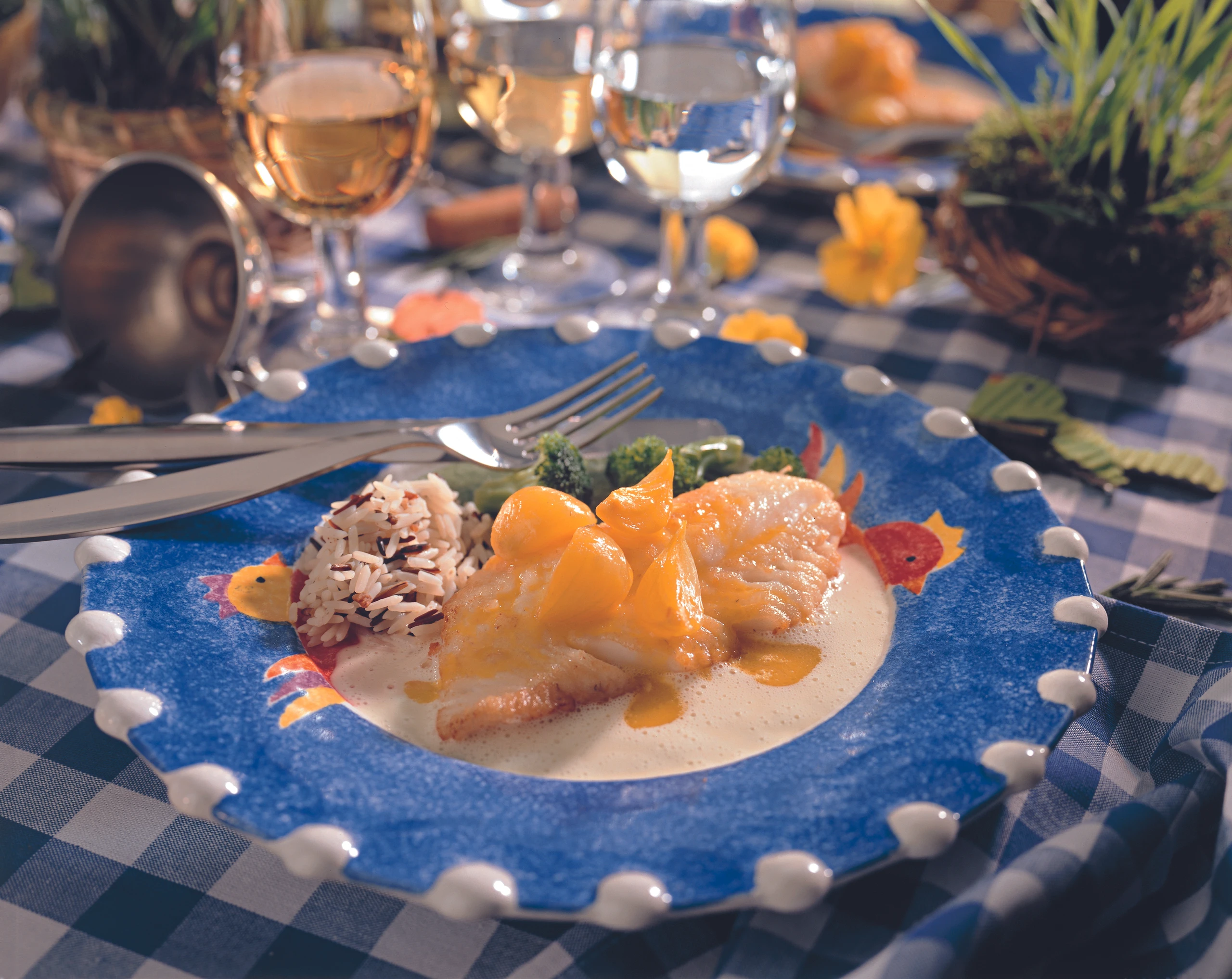 Barschfilet mit Weinsauce und Safranzwiebeln