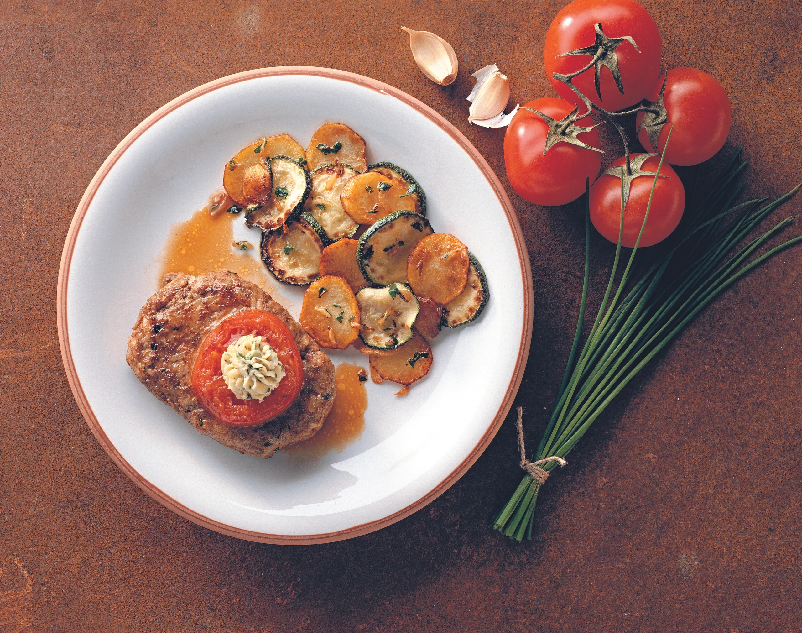 Fleischlaibchen mit Senfbutter und Gröstl