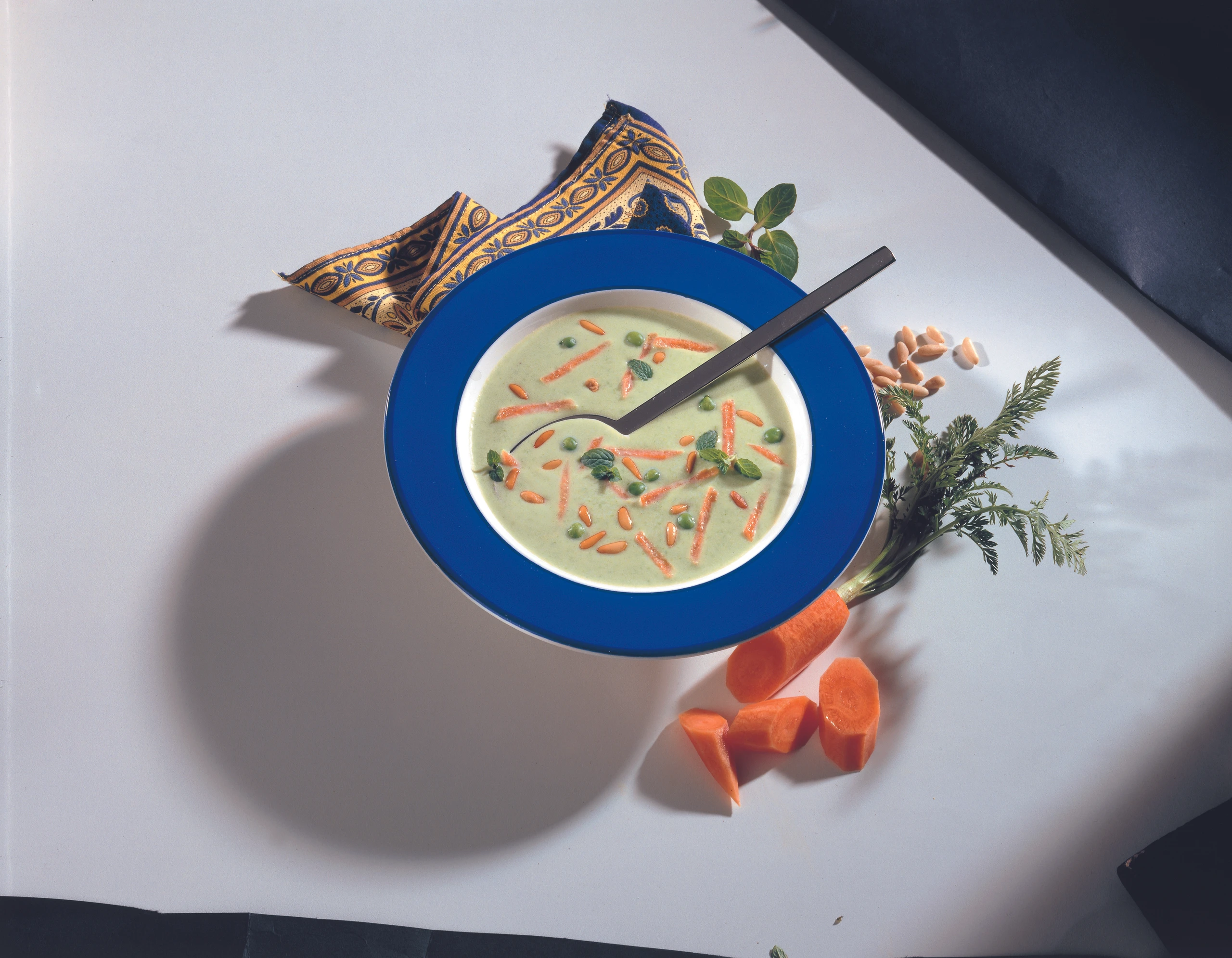 Erbsen-Minze-Suppe mit Karotten