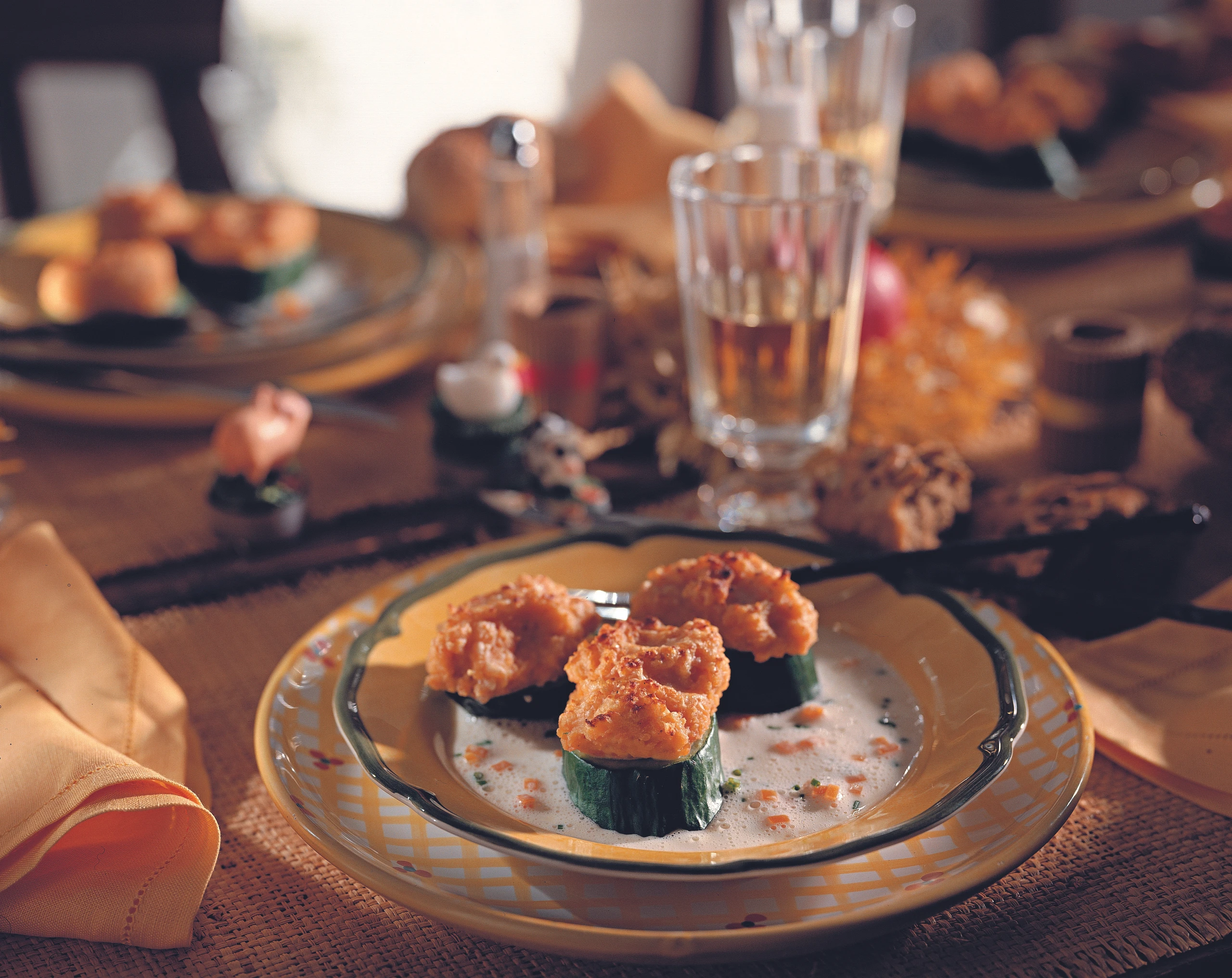 Gurkenscheiben mit Linsenpüree-Fülle