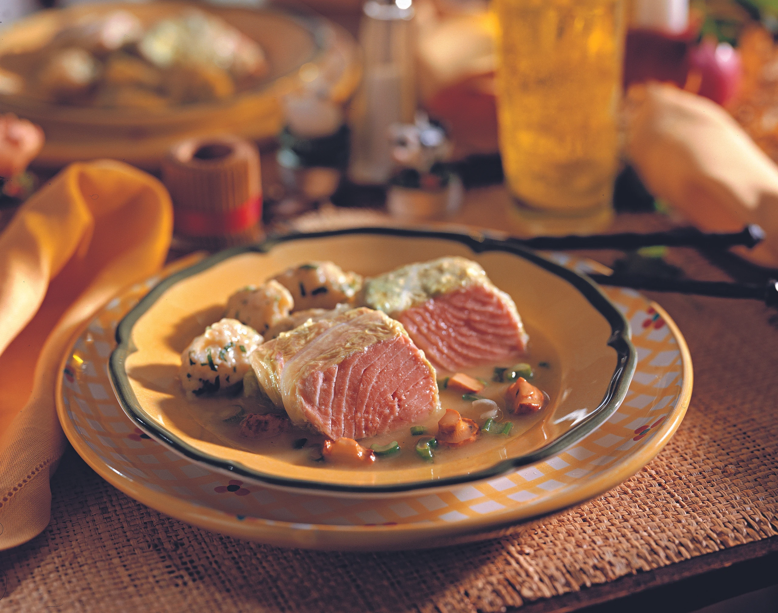 Lachsfilet im Chinakohlblatt