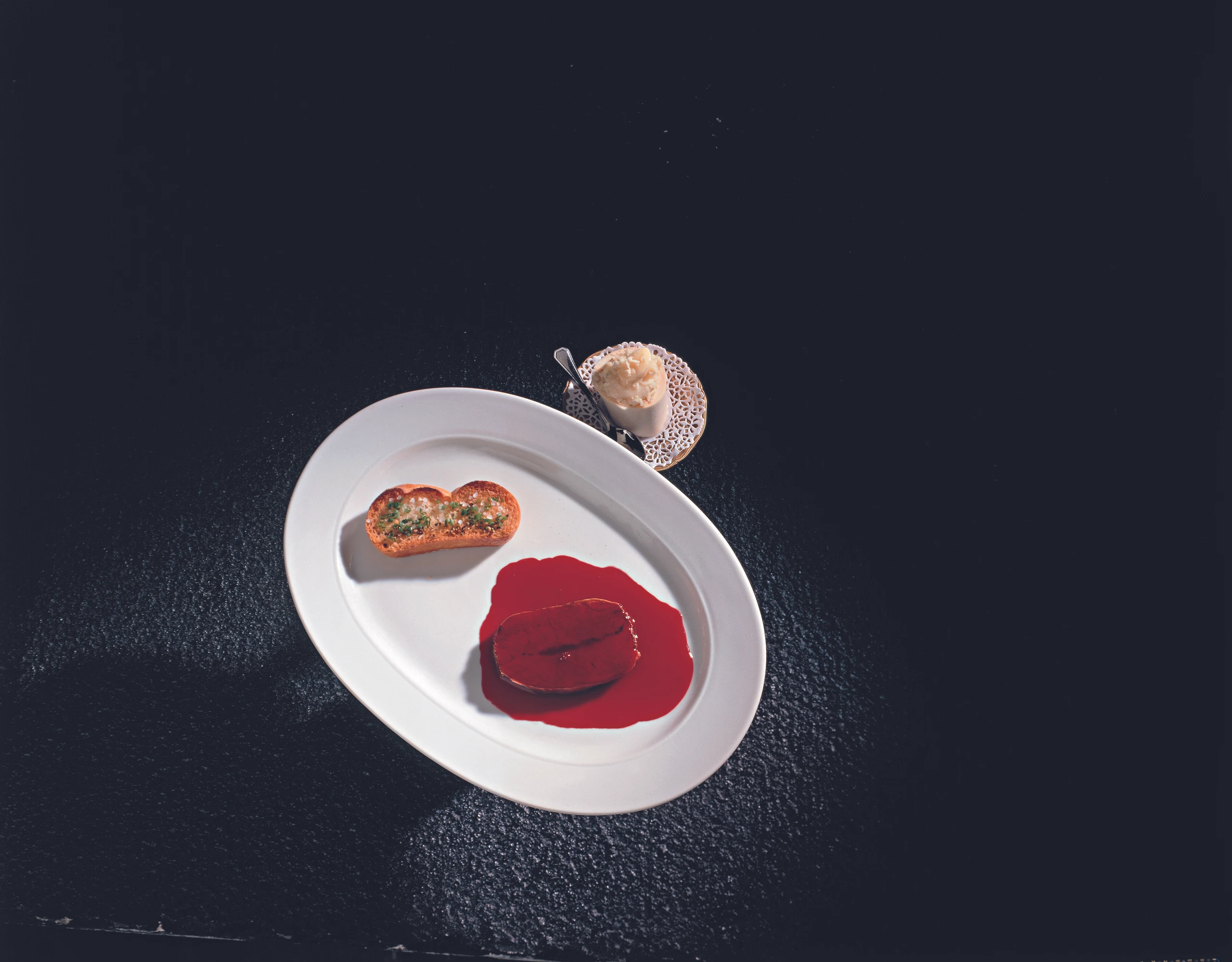 Essig-Markkren in der Knochenscheibe mit knusprigen Semmelscheiben