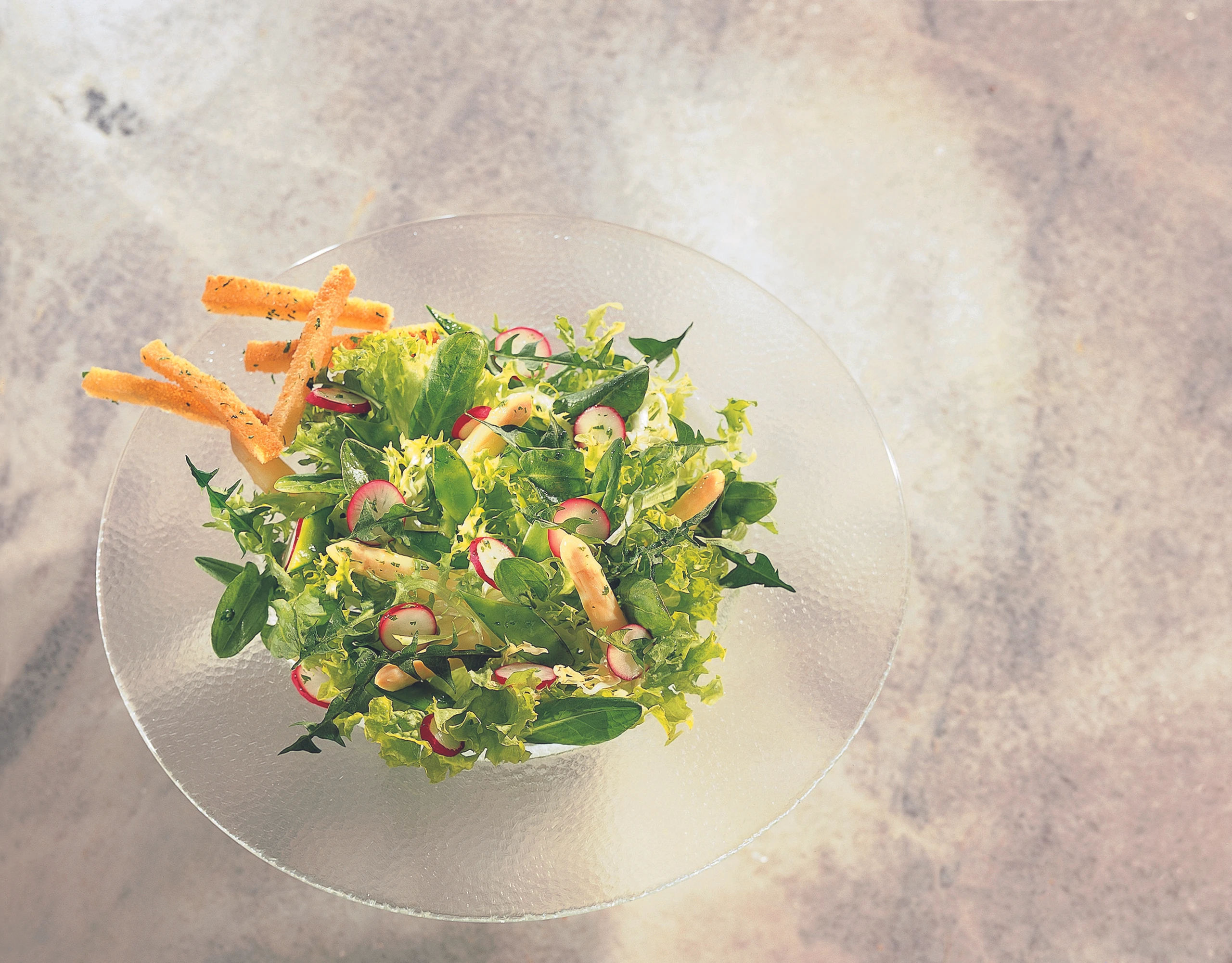 Bunter Frühlingssalat mit Spargel und Erbsenschoten