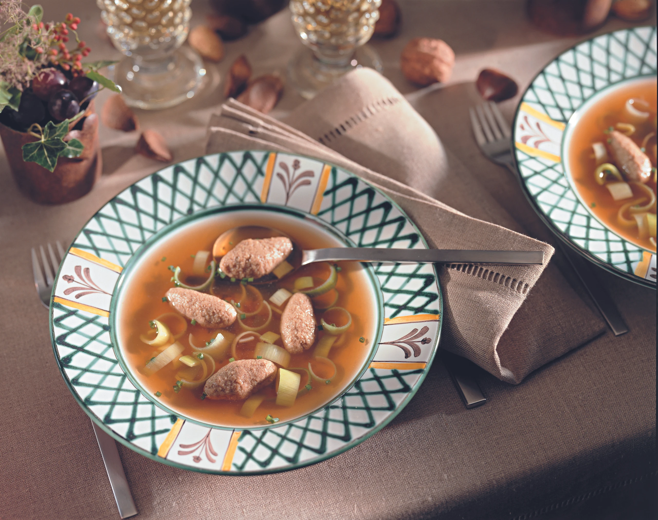 Suppe mit Hühnerlebernockerln und Lauch