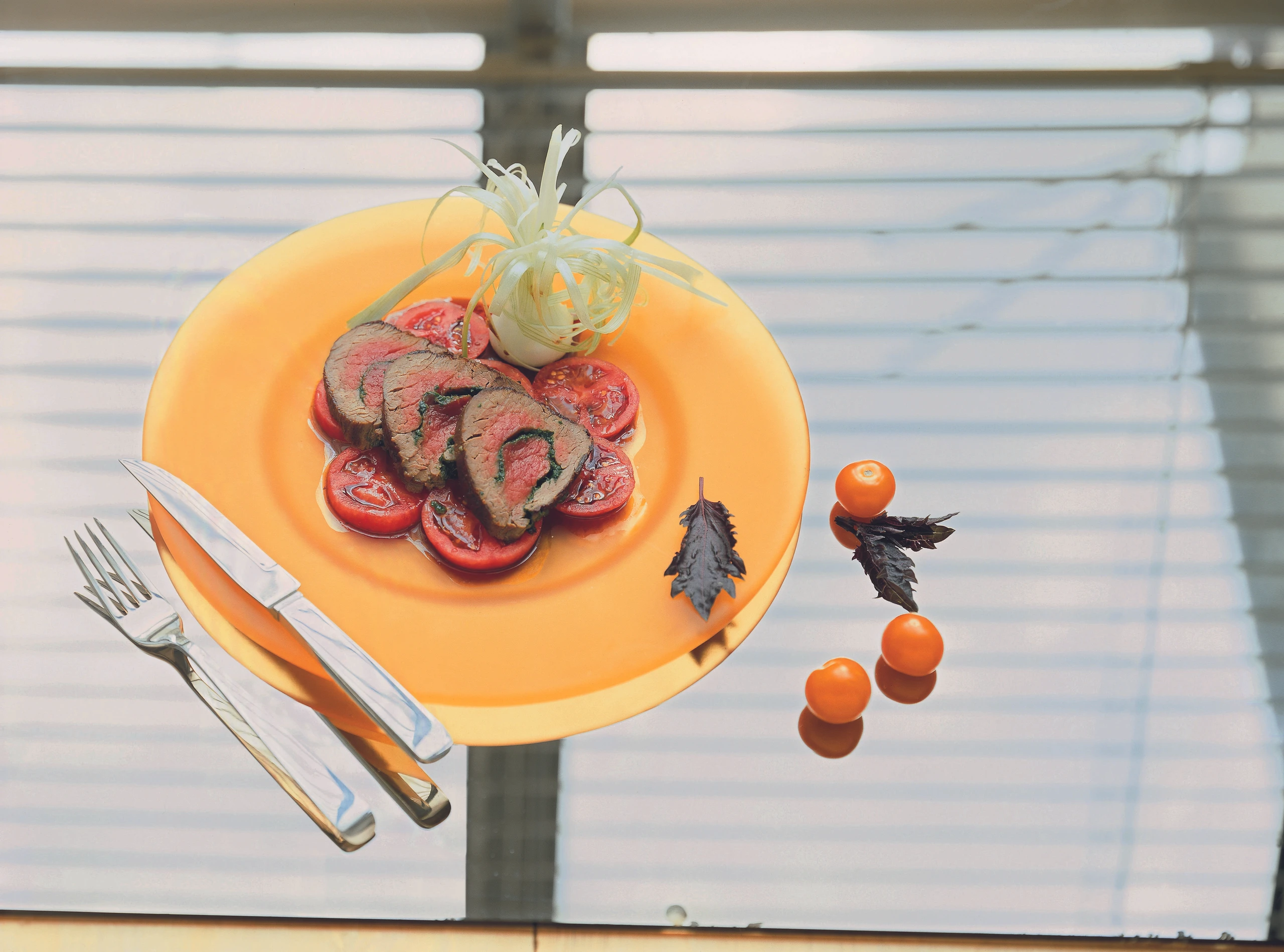 Roulade vom Rindsfilet mit marinierten Paradeisern