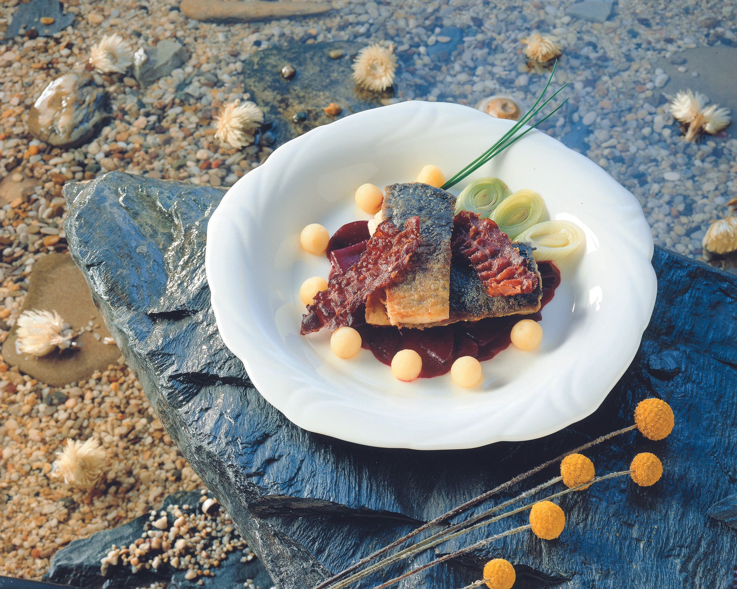 Knuspriger Karpfen auf Roten Rüben