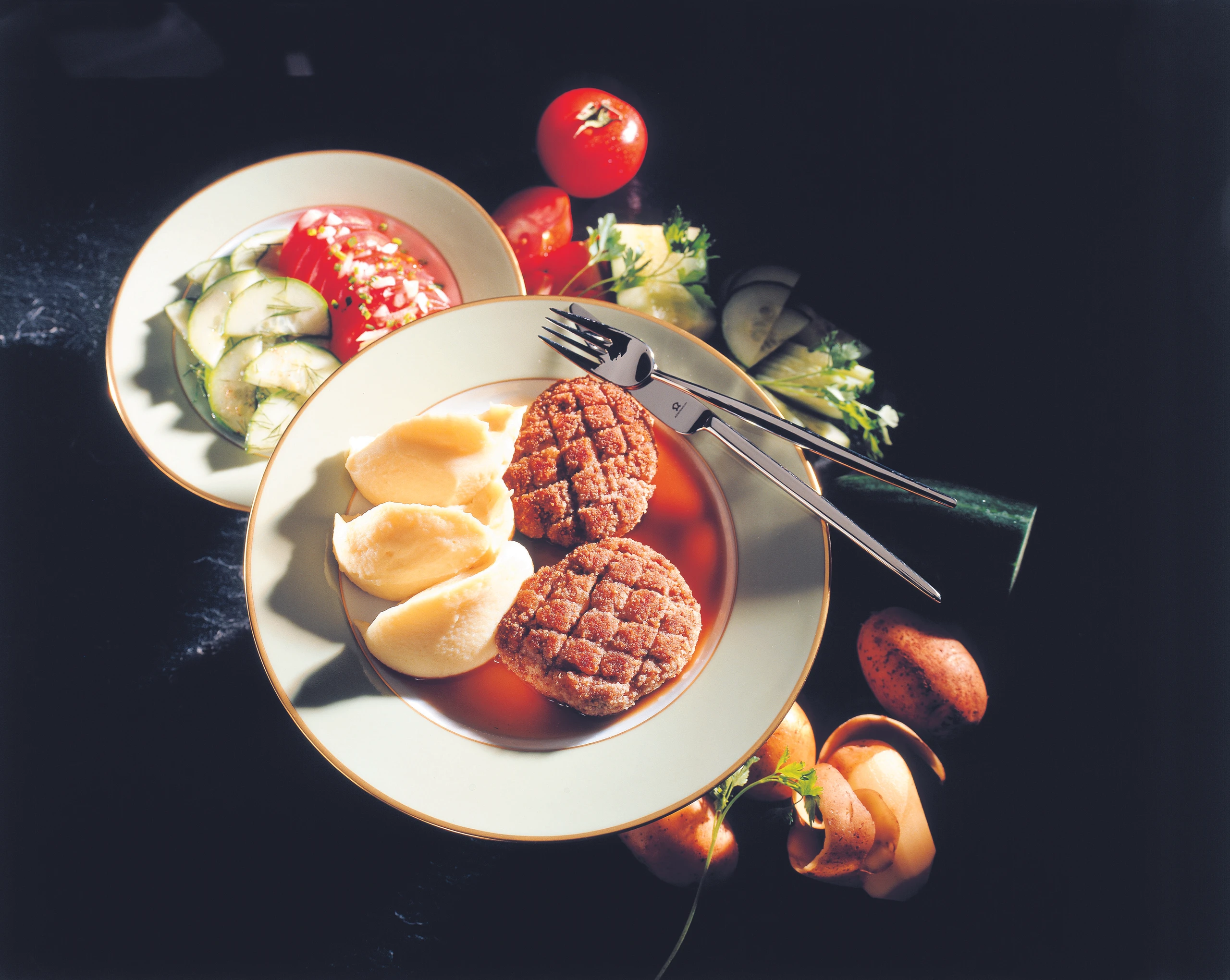 Butterschnitzerl mit Erdäpfelpüree und Salaten