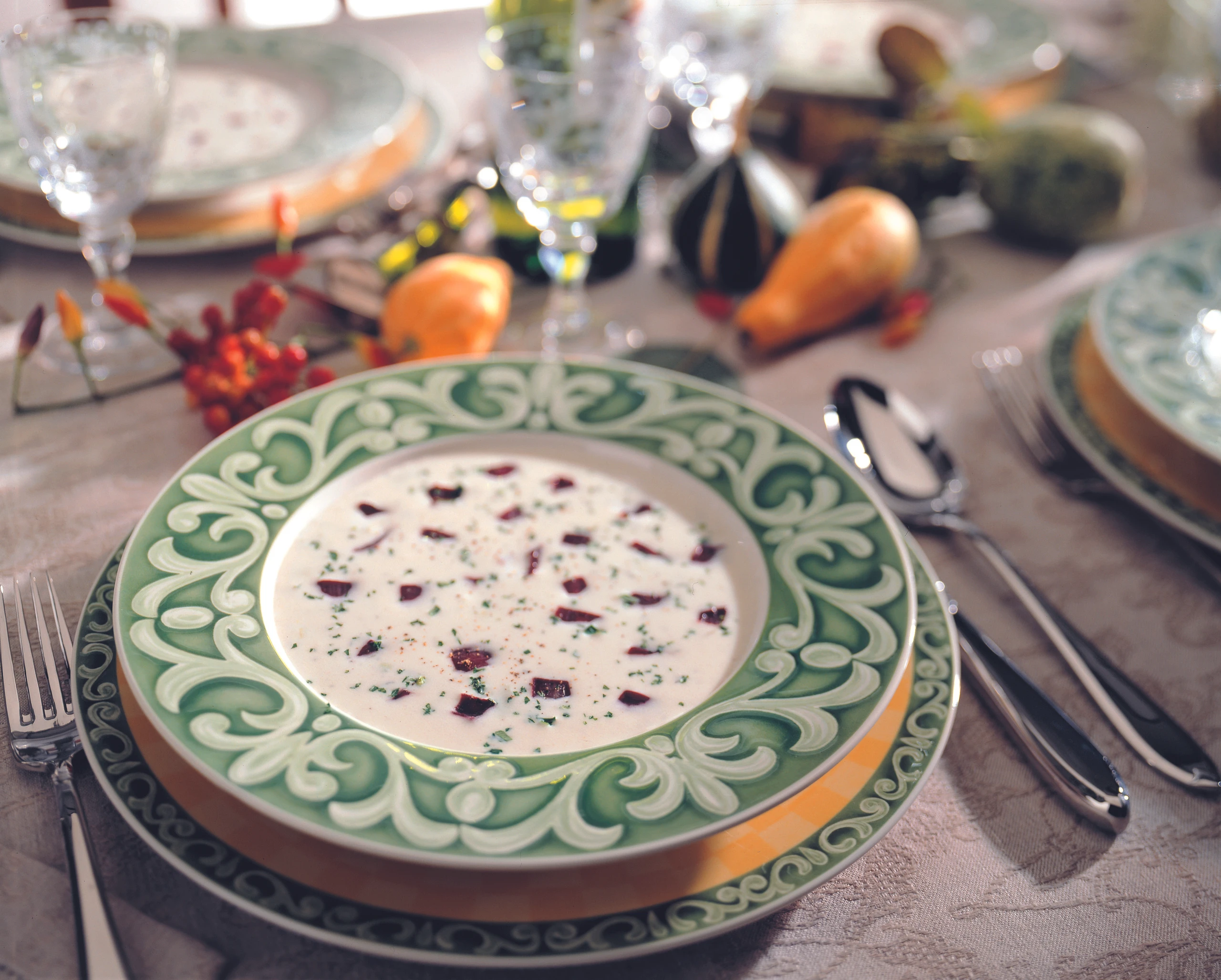 Blauschimmelkäsesuppe mit Rotwein-Zwiebeln