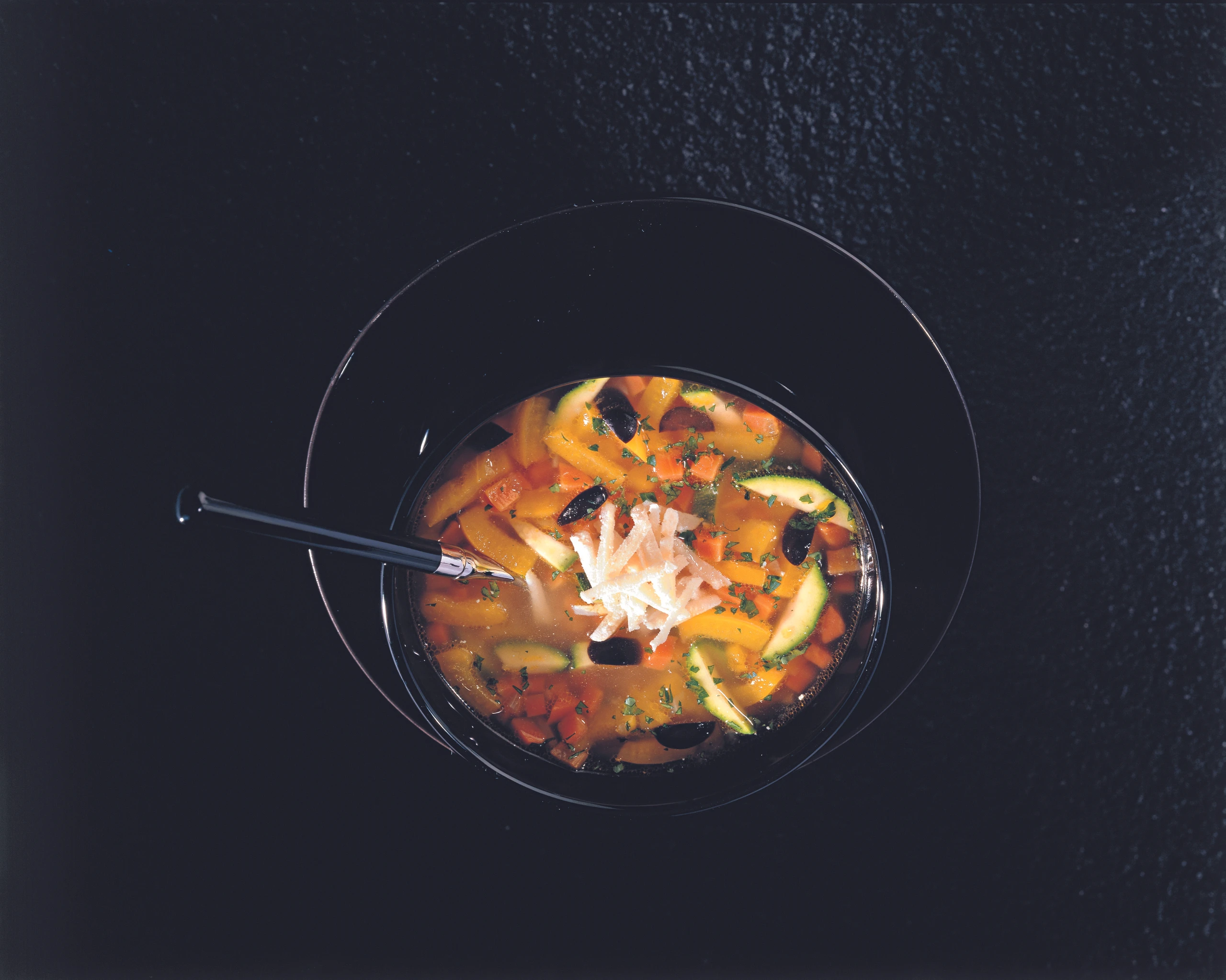 Mediterrane Gemüsesuppe mit Oliven