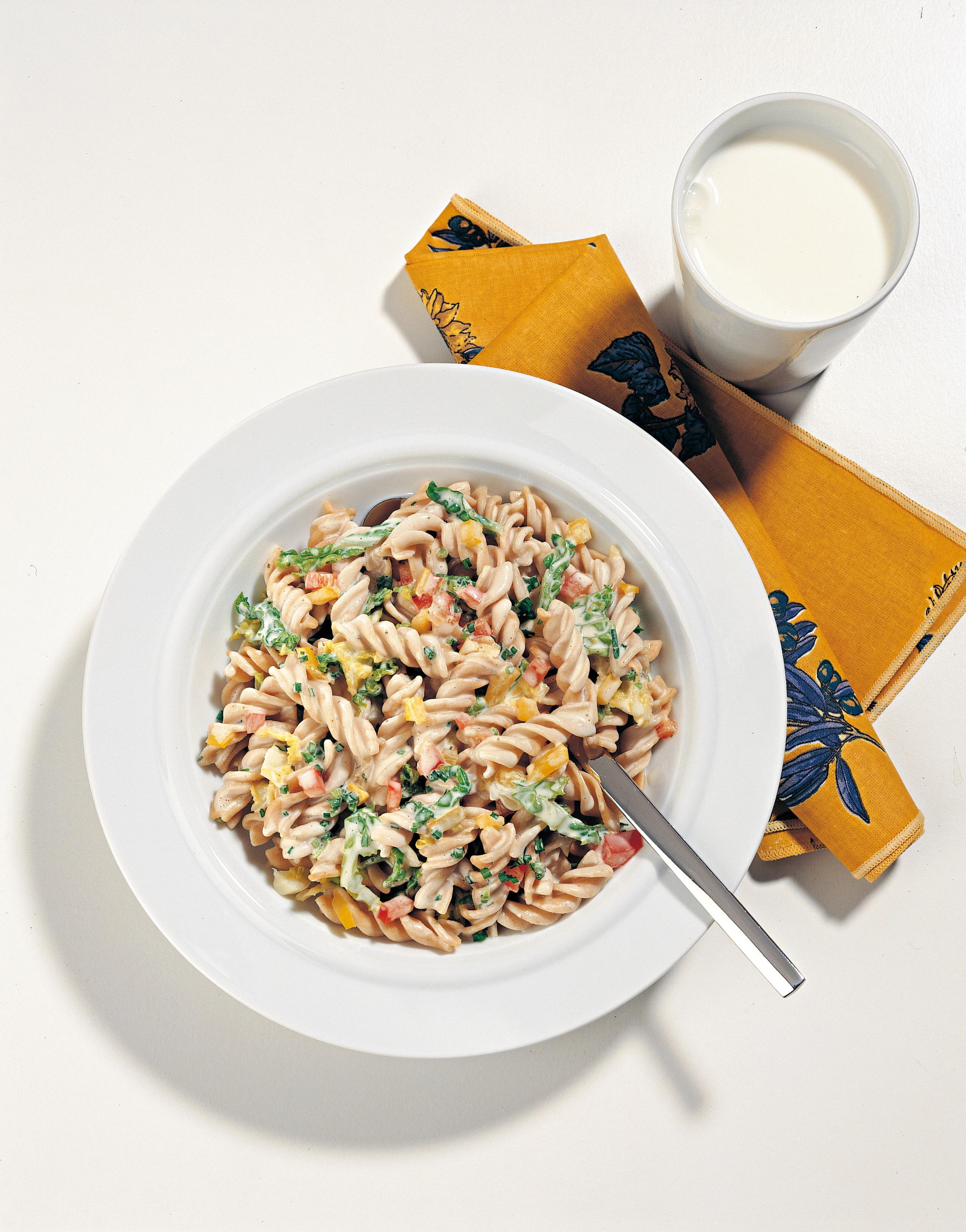 Vollkorn-Nudeln mit Paprika und Kohl