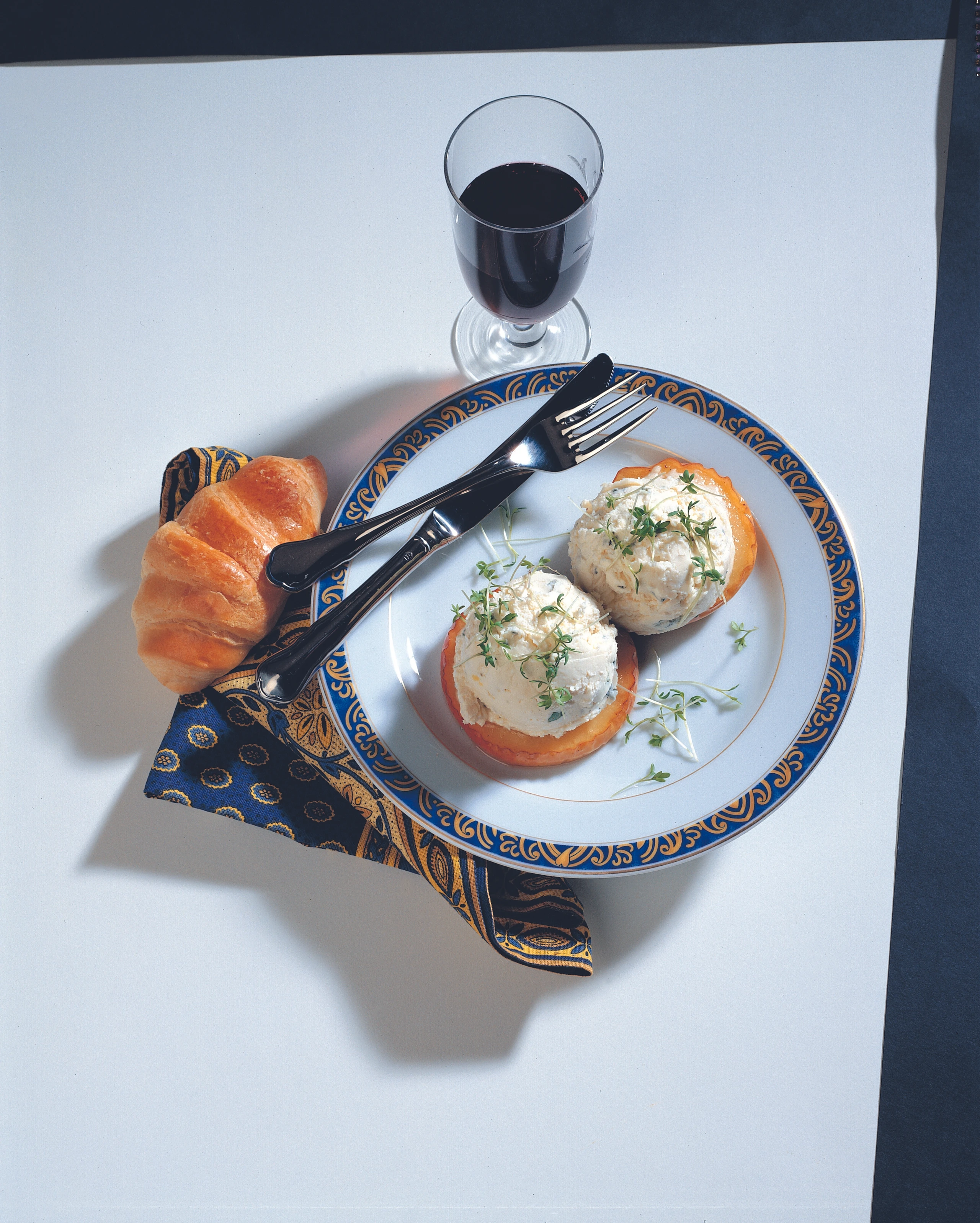 Blauschimmelkäsecreme auf Apfelscheiben