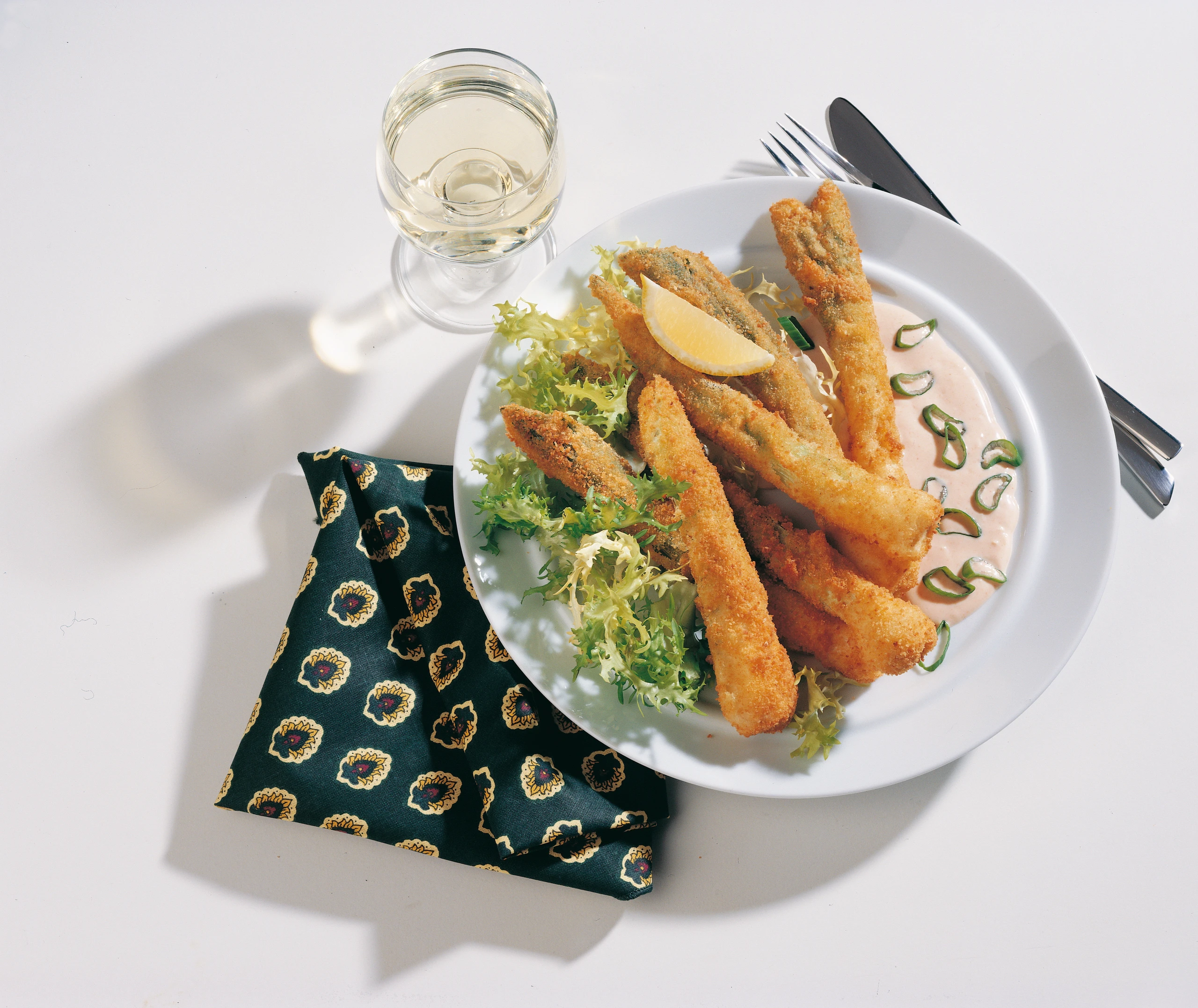 Gebackene Jungzwiebeln mit pikanter Sauce