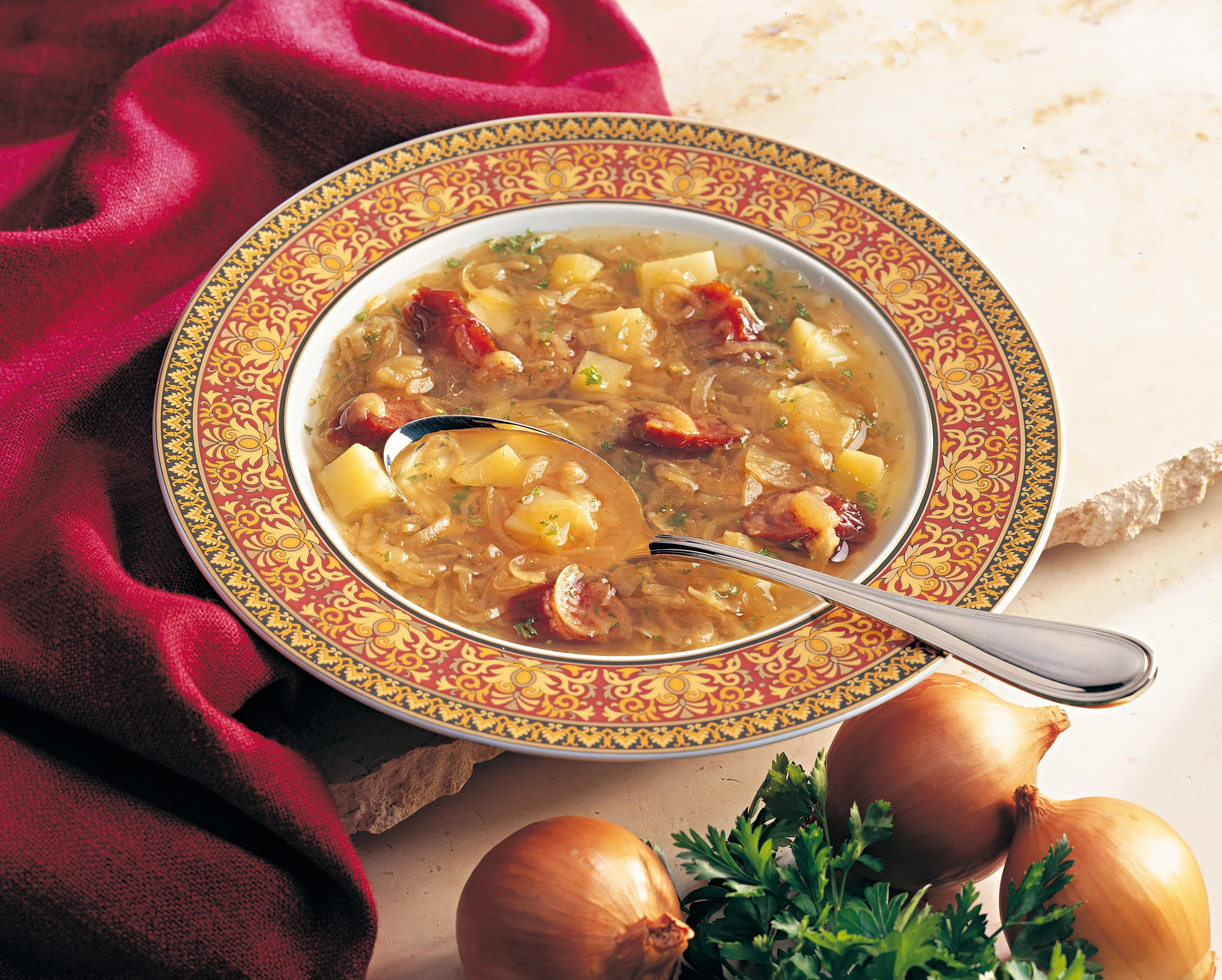 Zwiebelsuppe mit Wurst