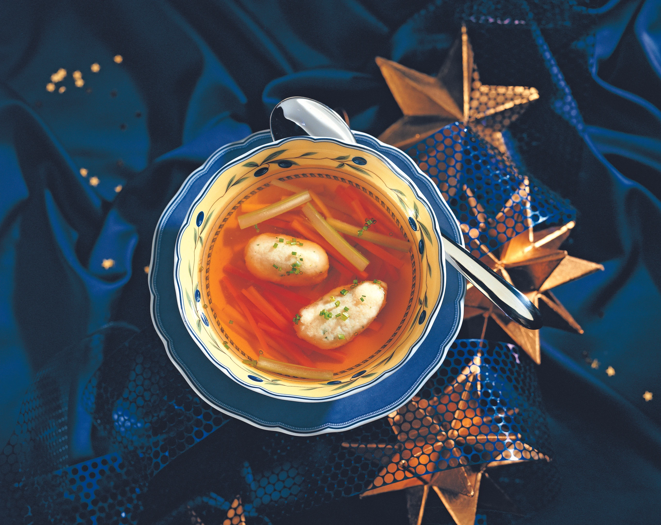 Klare Suppe mit Kräuternockerln und Gemüse